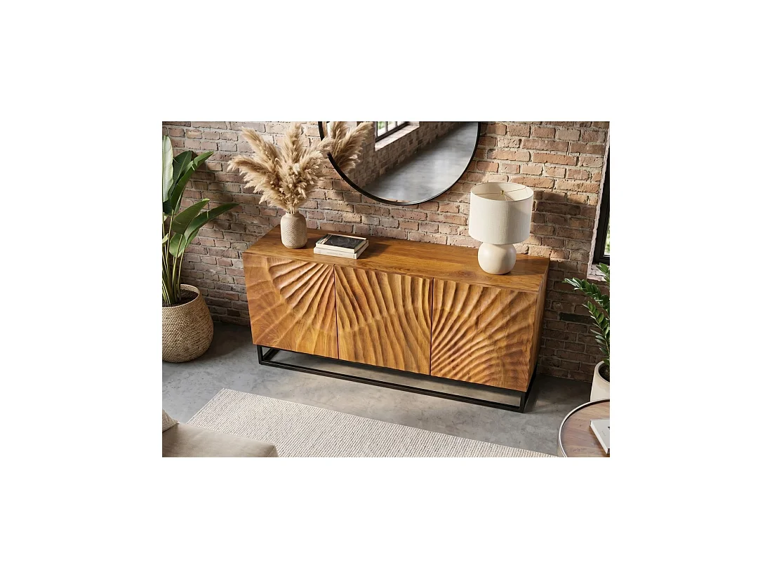 Buffet SILVA 140 cm in massief mangohout met gesneden details – 3 deuren en zwart metalen onderstel