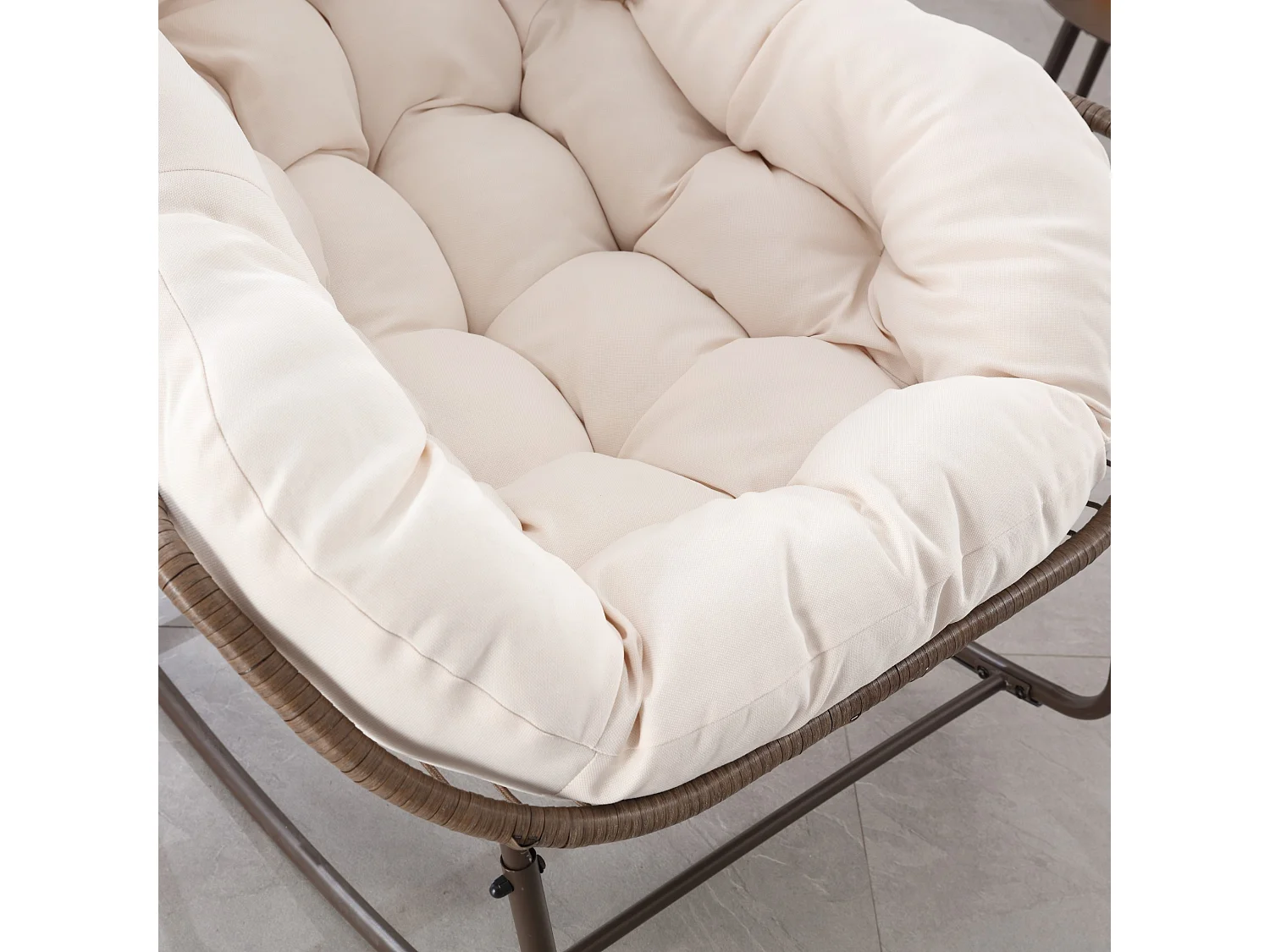 Grand fauteuil à bascule oeuf extérieur salon rotin avec coussin épais et structure acier