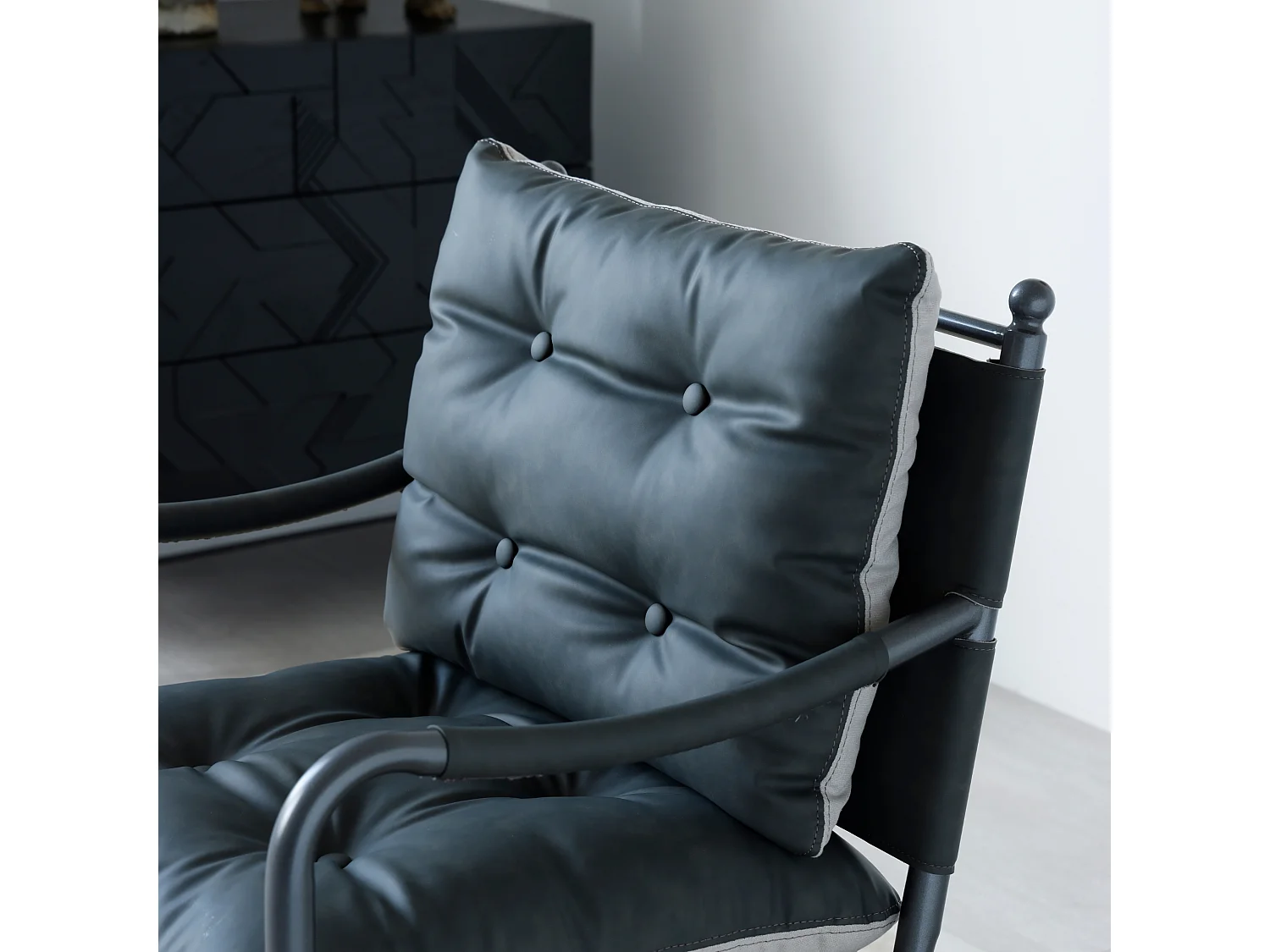 Vintage loungestoel met PU leereffect, knoopstiksels, armleuningen en metalen frame