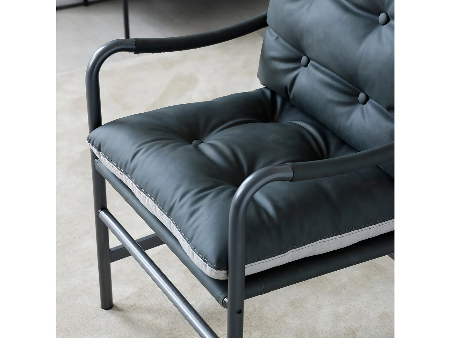 Vintage loungestoel met PU leereffect, knoopstiksels, armleuningen en metalen frame