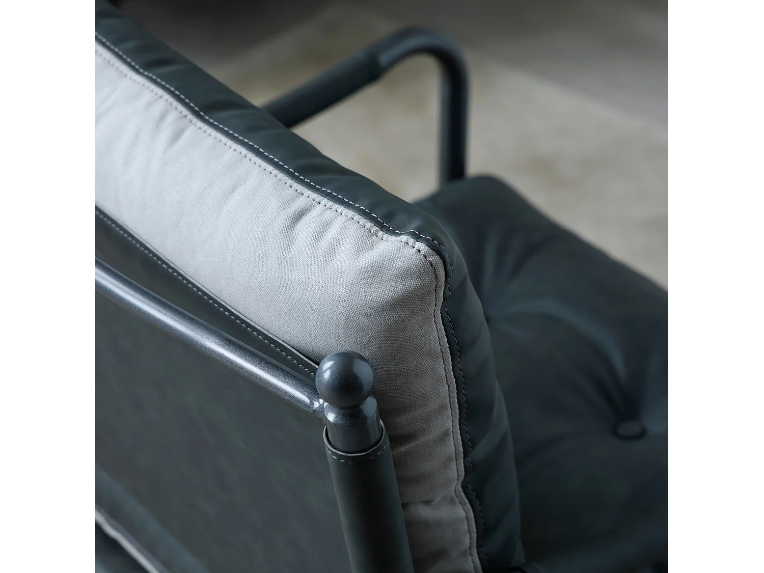 Vintage loungestoel met PU leereffect, knoopstiksels, armleuningen en metalen frame