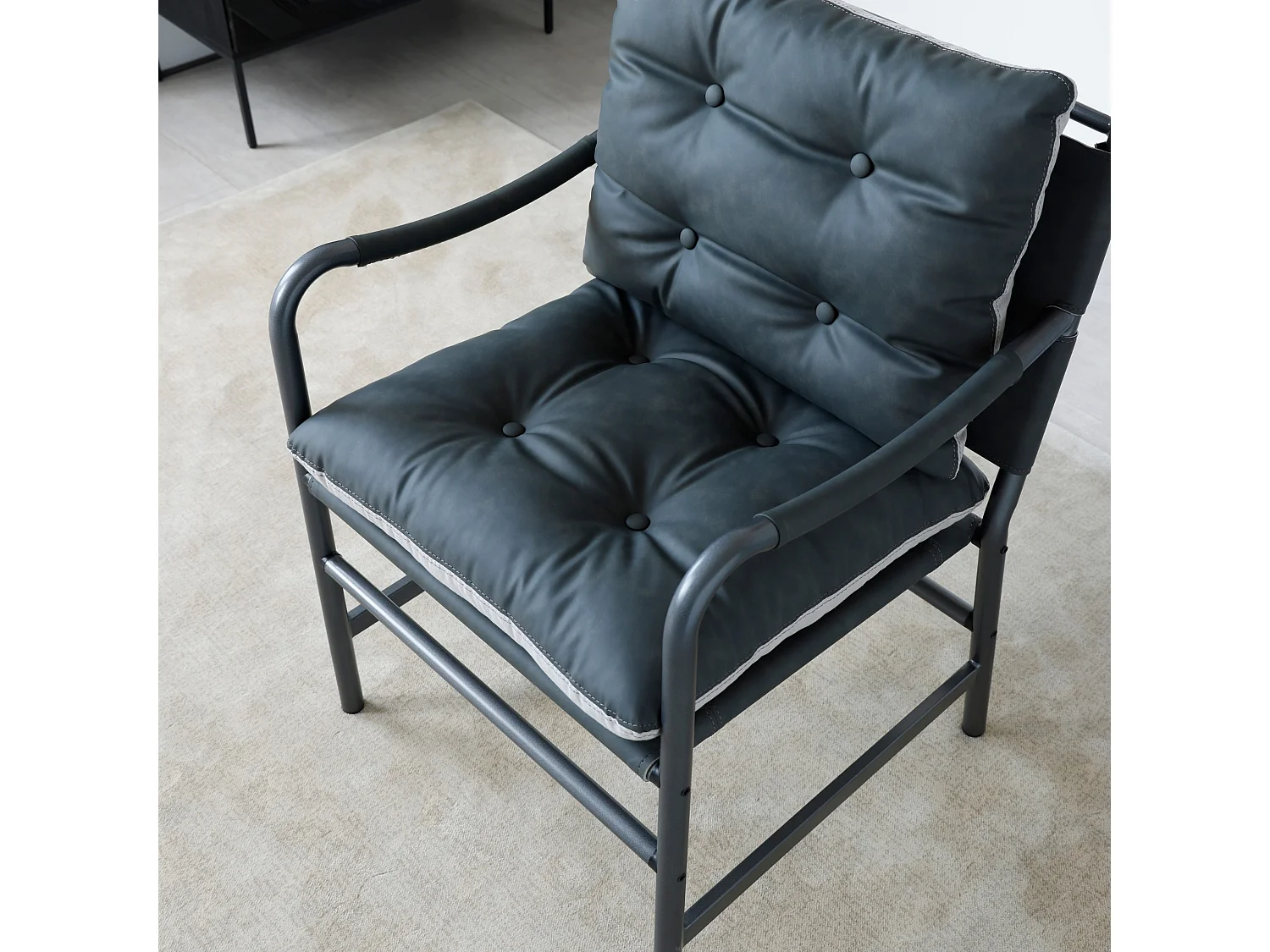 Vintage loungestoel met PU leereffect, knoopstiksels, armleuningen en metalen frame