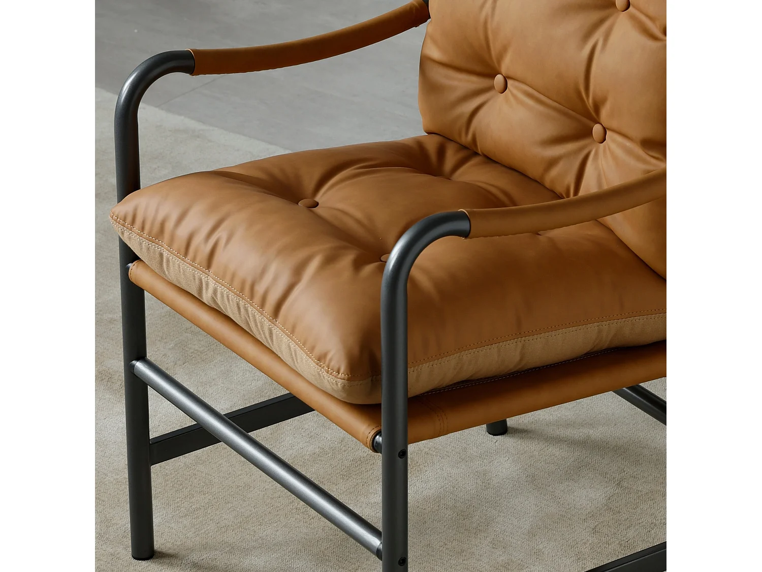 Vintage loungestoel met PU leereffect, knoopstiksels, armleuningen en metalen frame