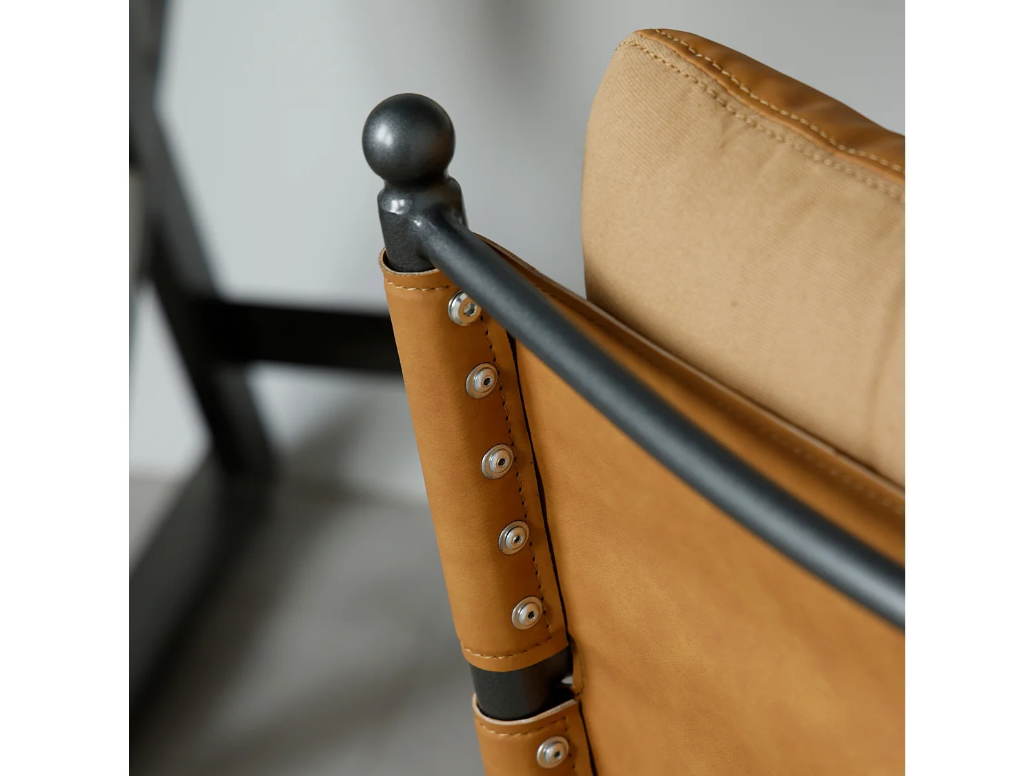 Vintage loungestoel met PU leereffect, knoopstiksels, armleuningen en metalen frame