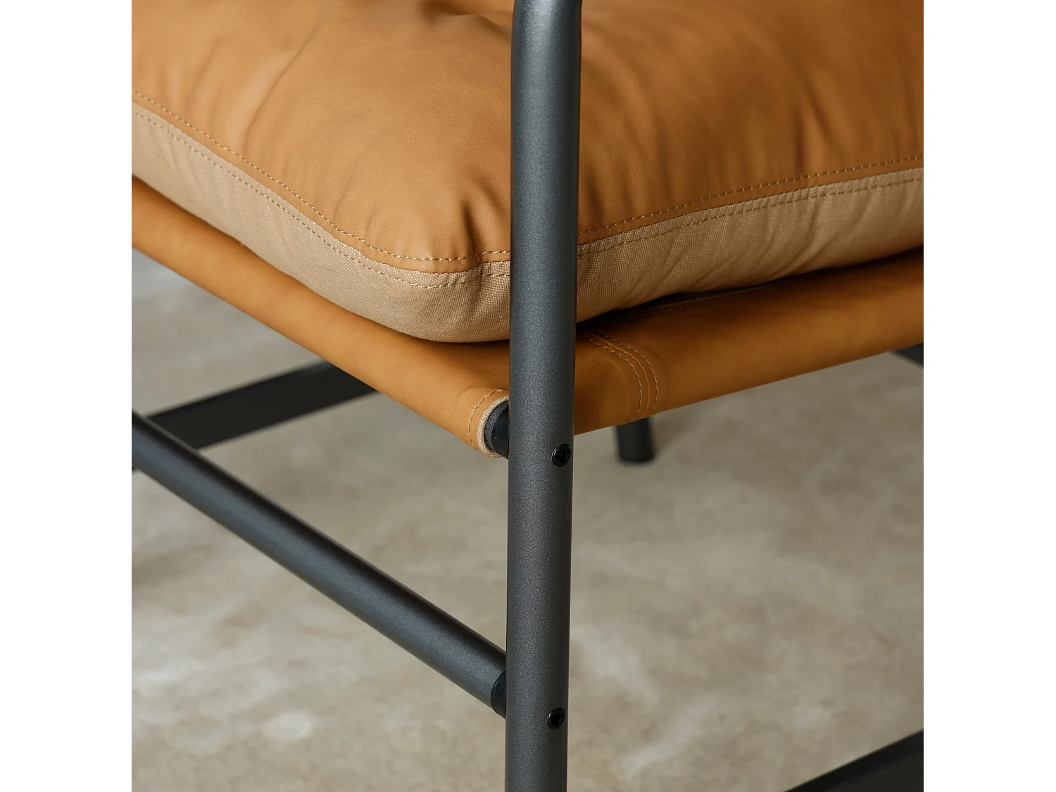 Vintage loungestoel met PU leereffect, knoopstiksels, armleuningen en metalen frame
