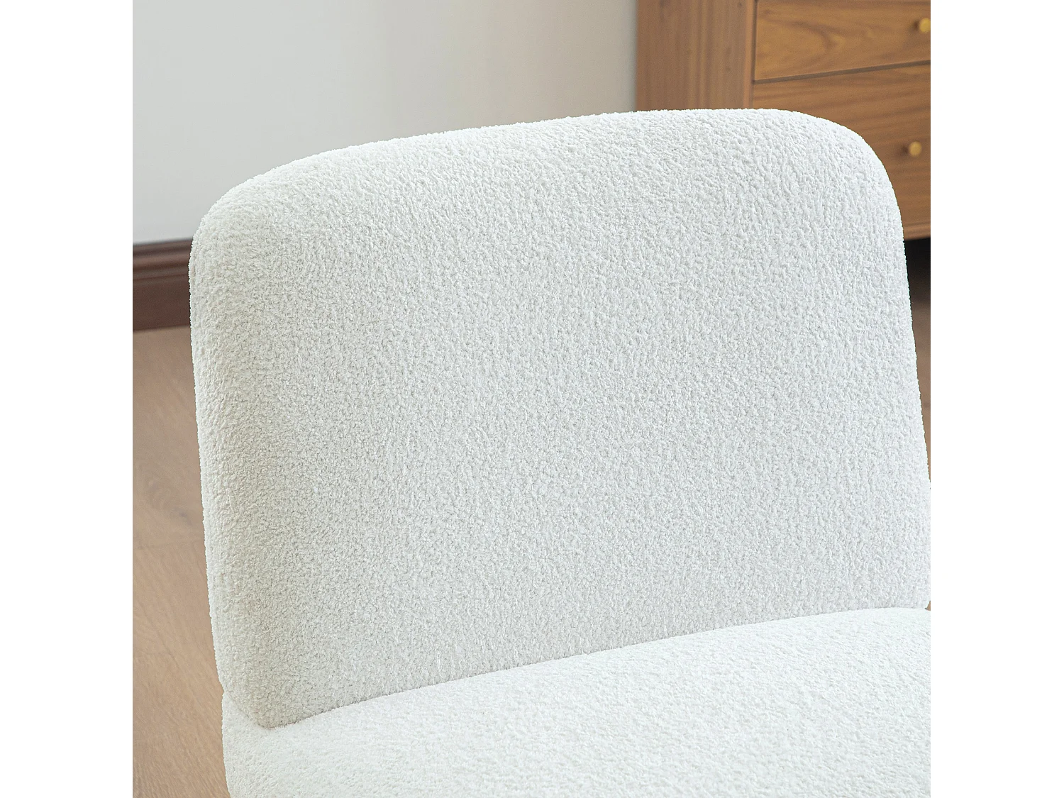 Fauteuil lounge scandinave en chenille avec assise large et pieds en bois