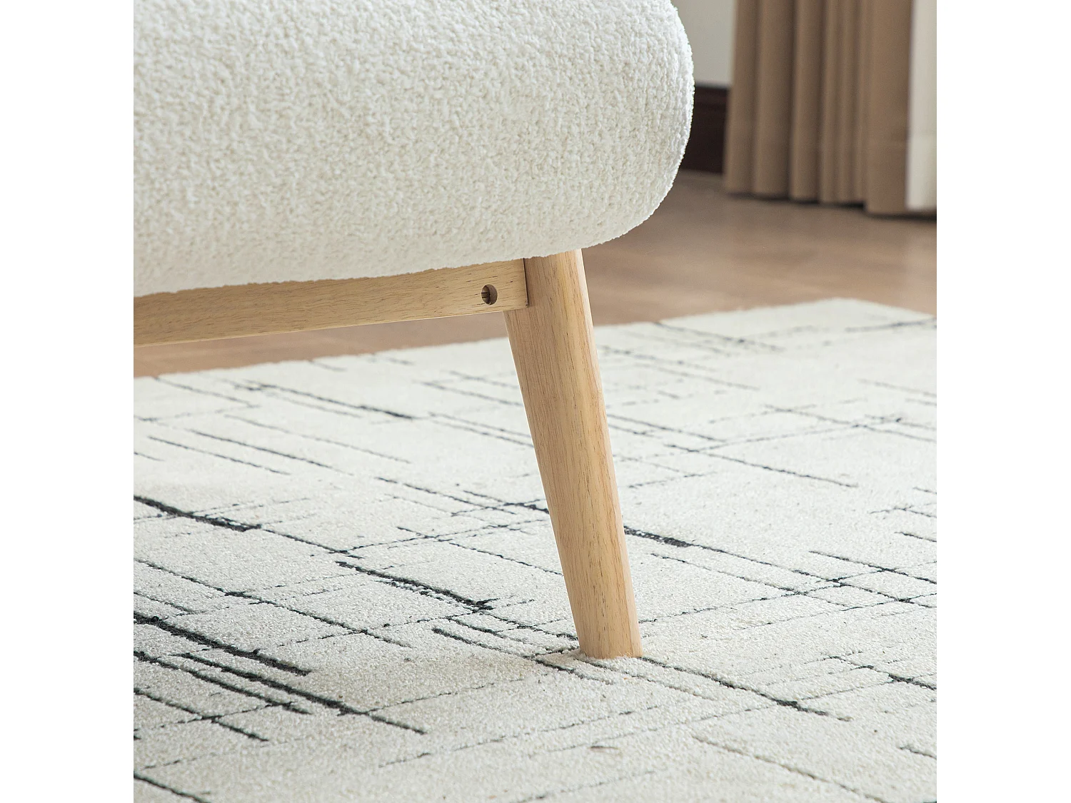 Fauteuil lounge scandinave en chenille avec assise large et pieds en bois