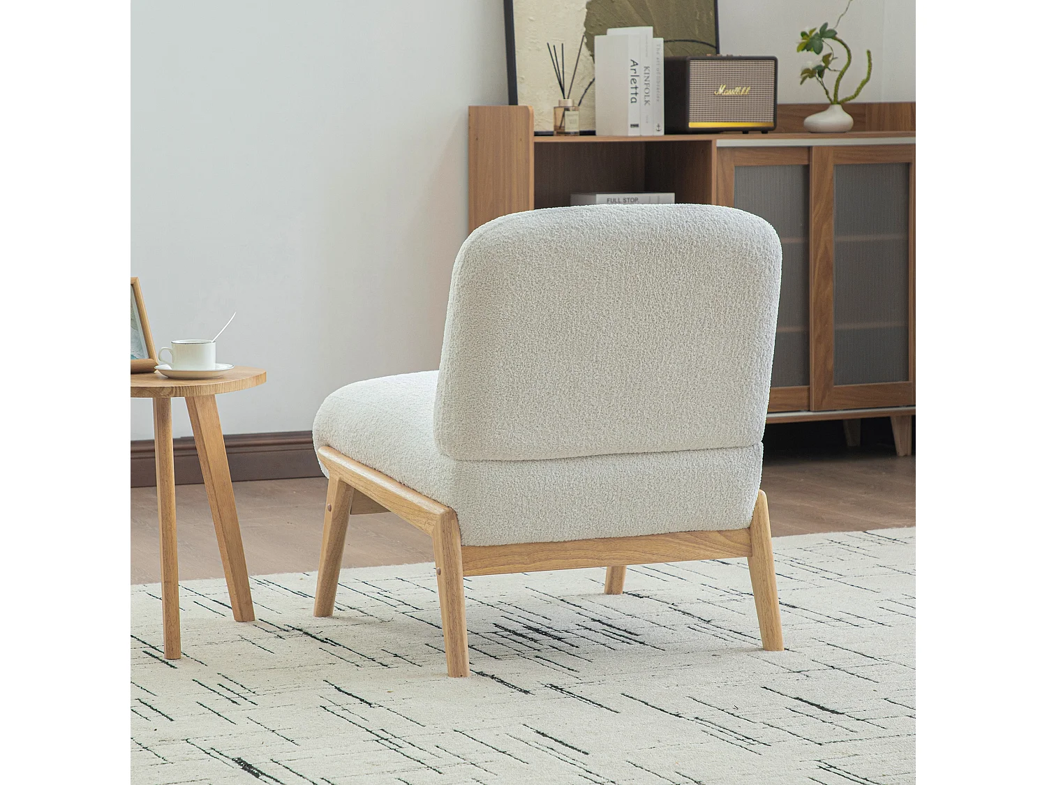 Fauteuil lounge scandinave en chenille avec assise large et pieds en bois