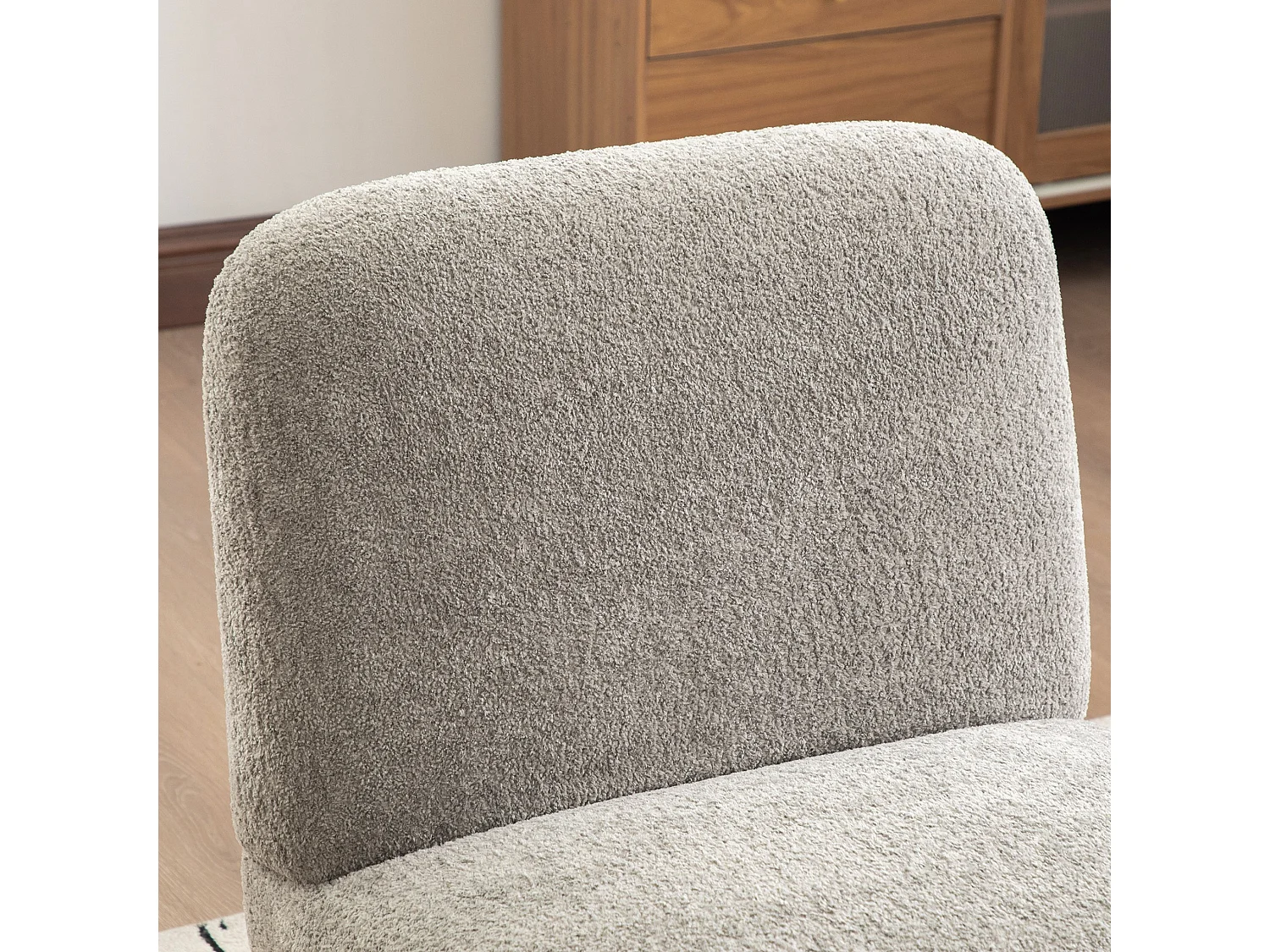 Sillón lounge escandinavo de chenilla con asiento ancho y patas de madera