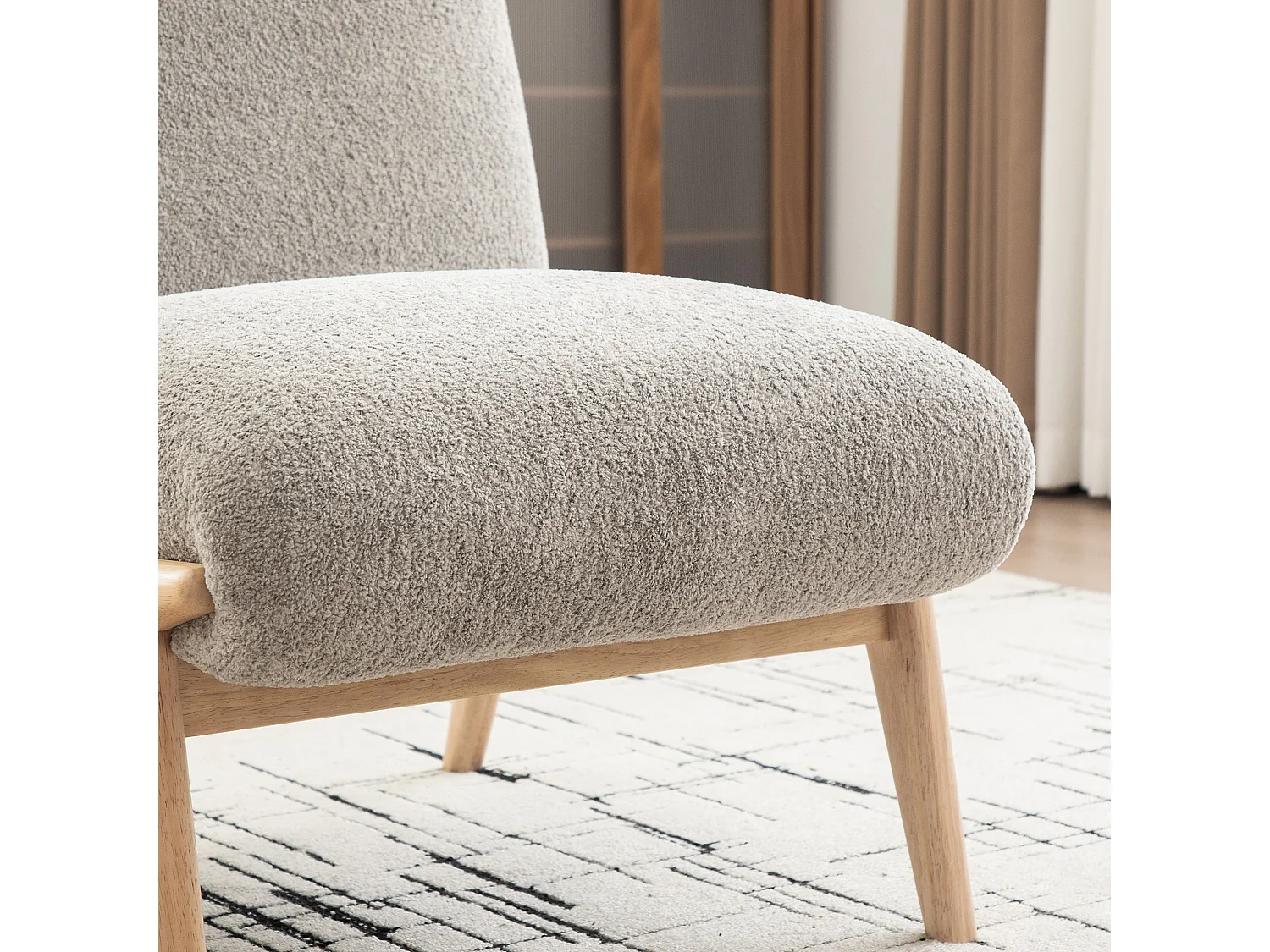 Sillón lounge escandinavo de chenilla con asiento ancho y patas de madera