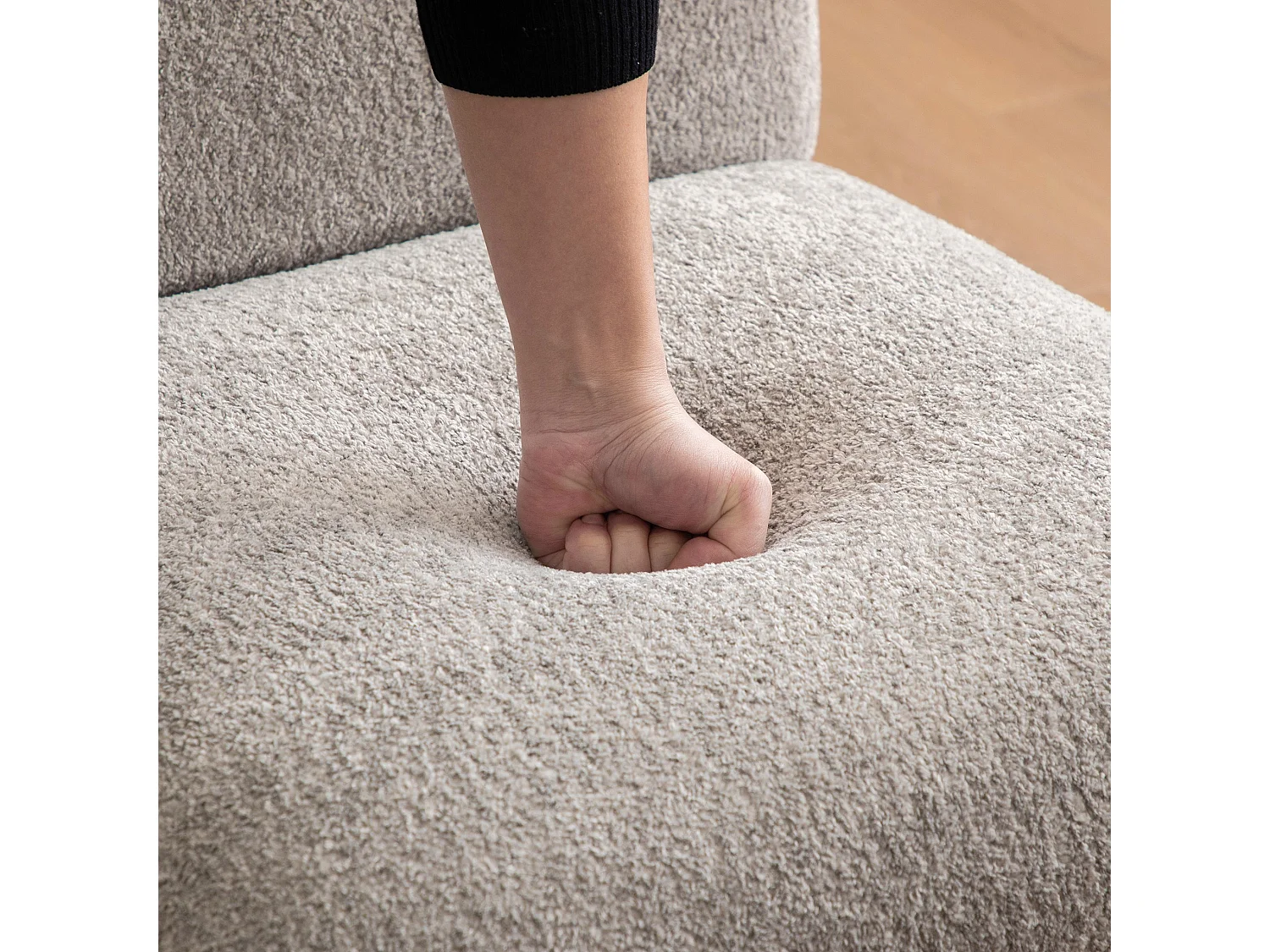 Sillón lounge escandinavo de chenilla con asiento ancho y patas de madera