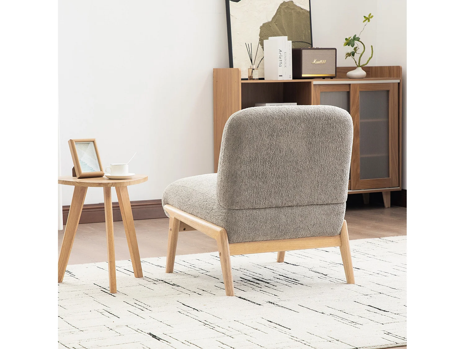 Sillón lounge escandinavo de chenilla con asiento ancho y patas de madera
