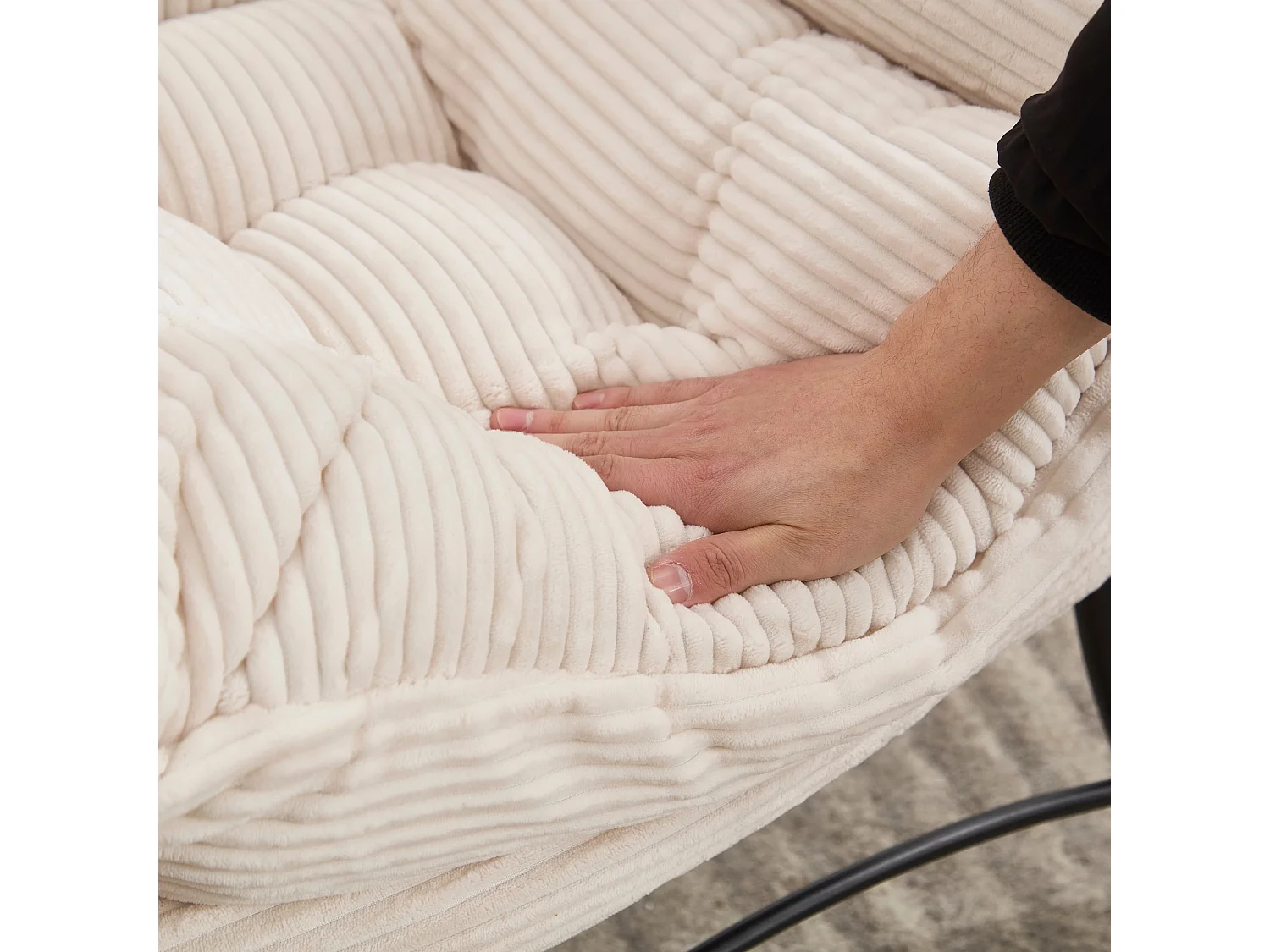 Fauteuil lounge en flanelle avec repose pieds, poche latérale et structure acier noire