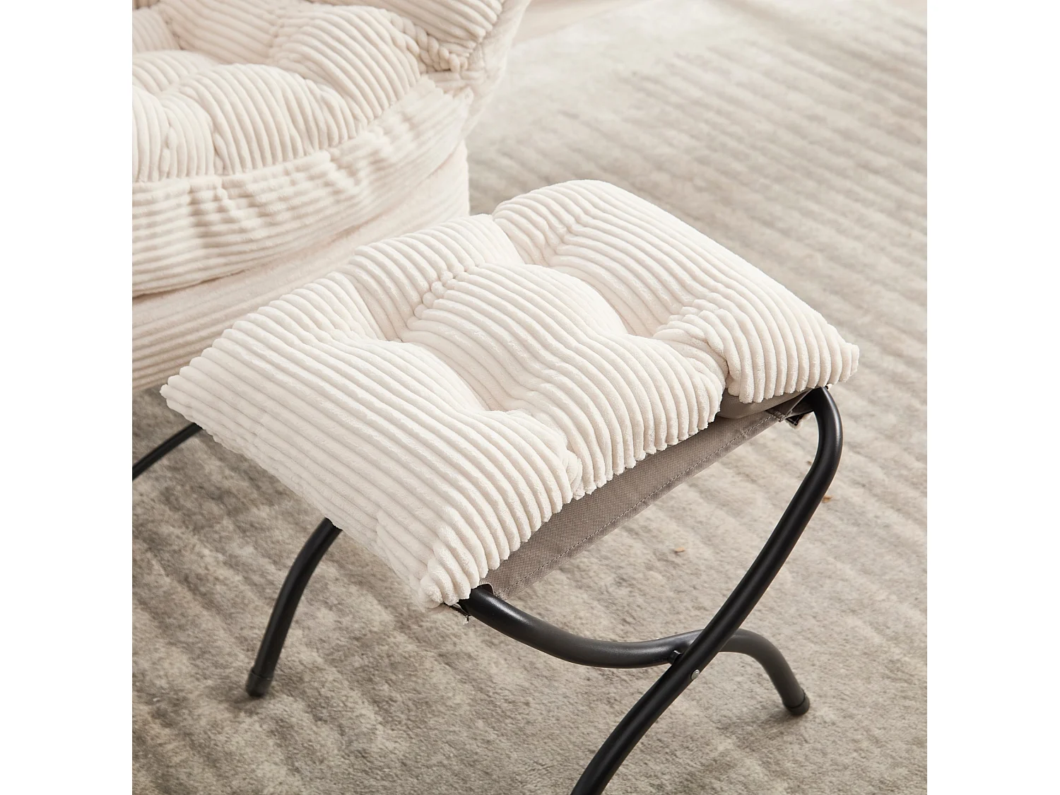Fauteuil lounge en flanelle avec repose pieds, poche latérale et structure acier noire