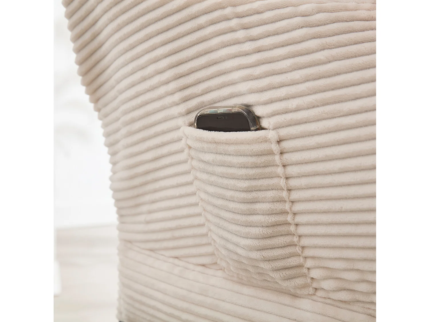 Fauteuil lounge en flanelle avec repose pieds, poche latérale et structure acier noire