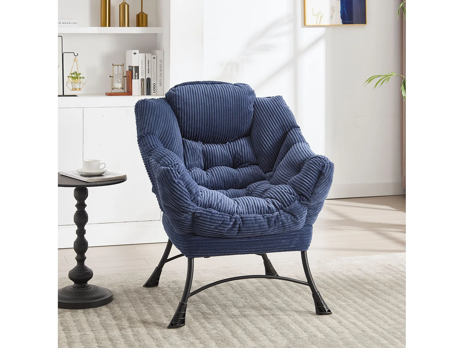 Sillón lounge de franela con reposapiés, bolsillo lateral y estructura de acero negra