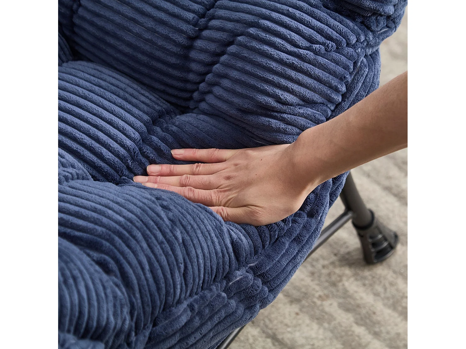 Sillón lounge de franela con reposapiés, bolsillo lateral y estructura de acero negra