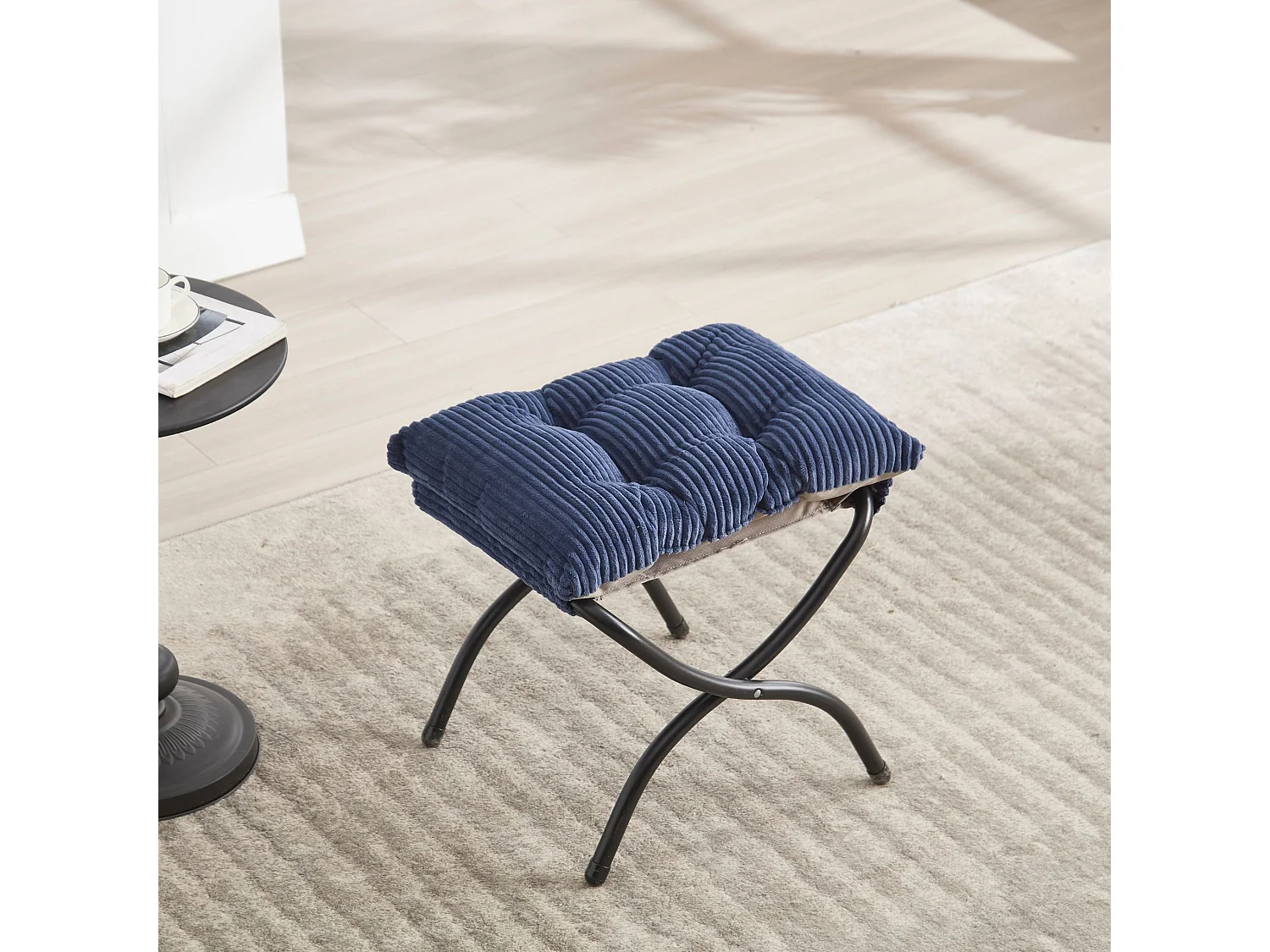 Sillón lounge de franela con reposapiés, bolsillo lateral y estructura de acero negra