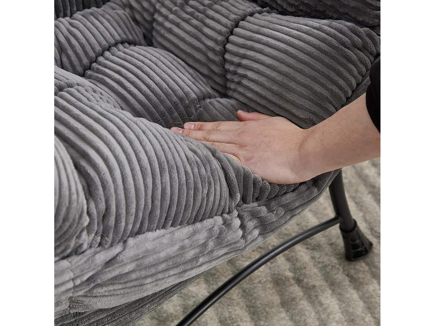 Fauteuil lounge en flanelle avec repose pieds, poche latérale et structure acier noire