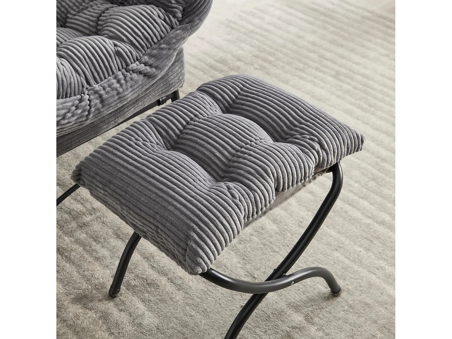 Fauteuil lounge en flanelle avec repose pieds, poche latérale et structure acier noire