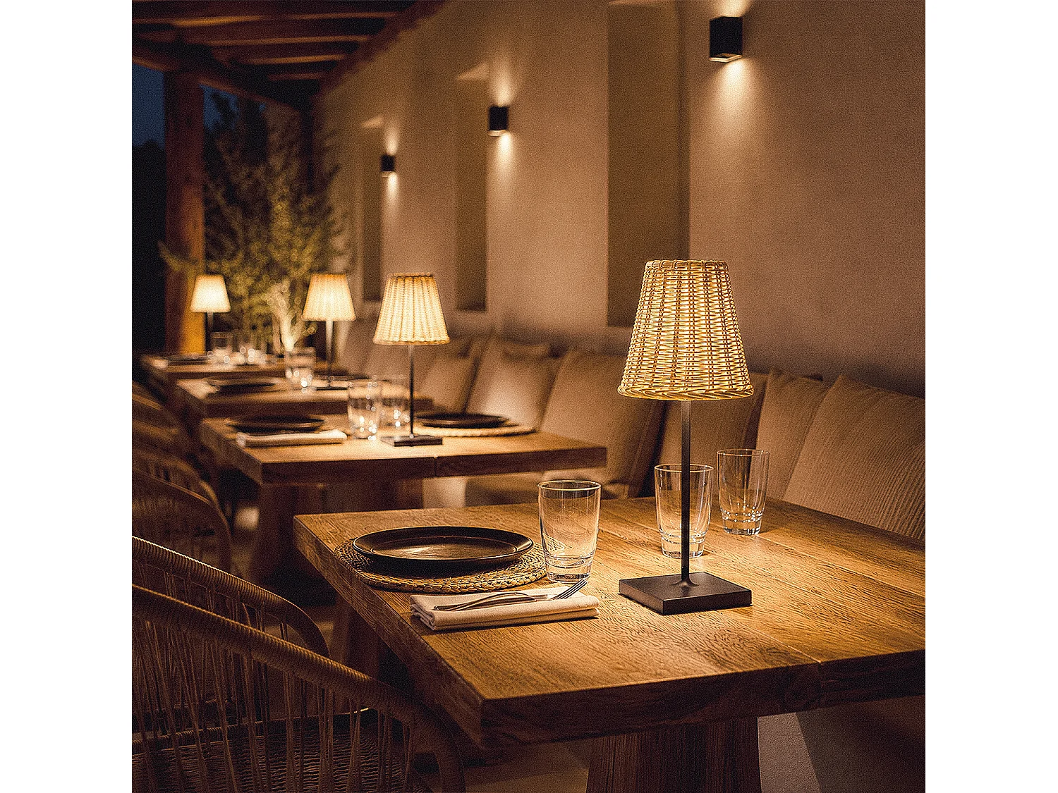 Lámpara de Mesa LED Portátil Exterior con Batería USB Recargable Aluminio y Ratán Medinilla Negro