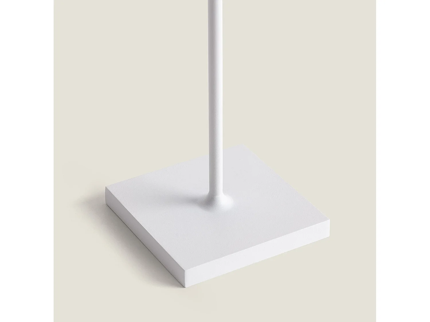 Lámpara de Mesa LED Portátil Exterior con Batería USB Recargable Aluminio y Ratán Medinilla Blanco