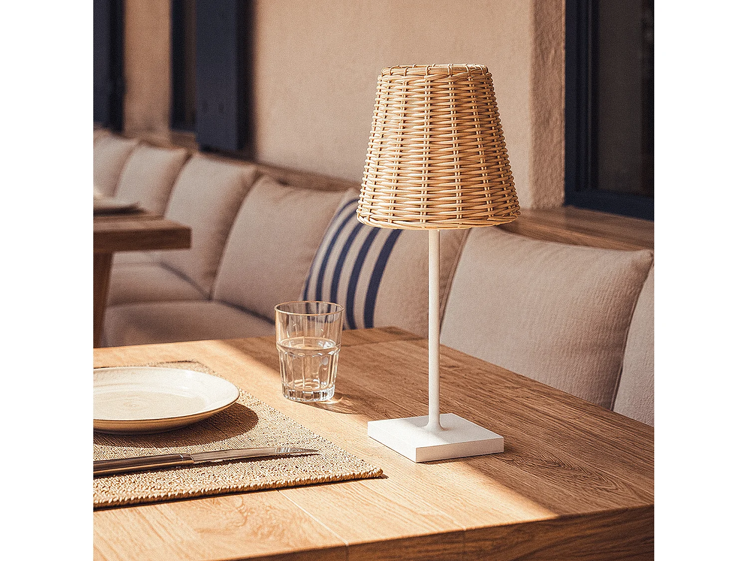Lámpara de Mesa LED Portátil Exterior con Batería USB Recargable Aluminio y Ratán Medinilla Blanco