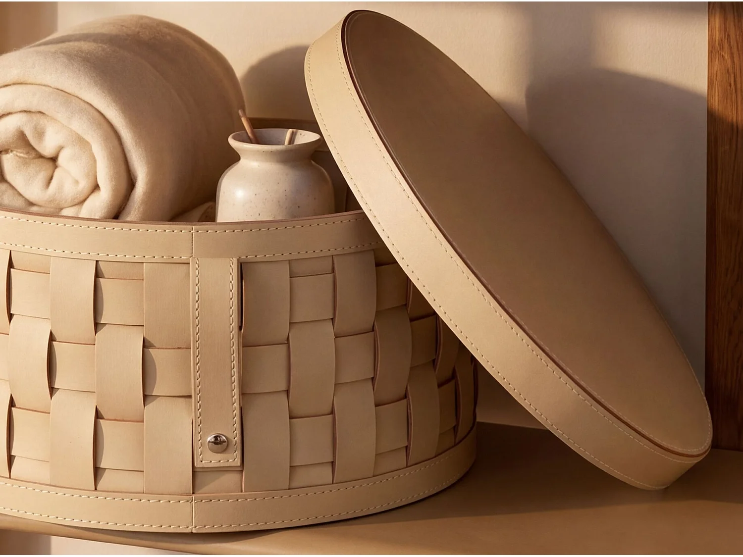 Panier de rangement décoratif rond en cuir régénéré couleur sable avec couvercle 3304 ANGEL CERDA
