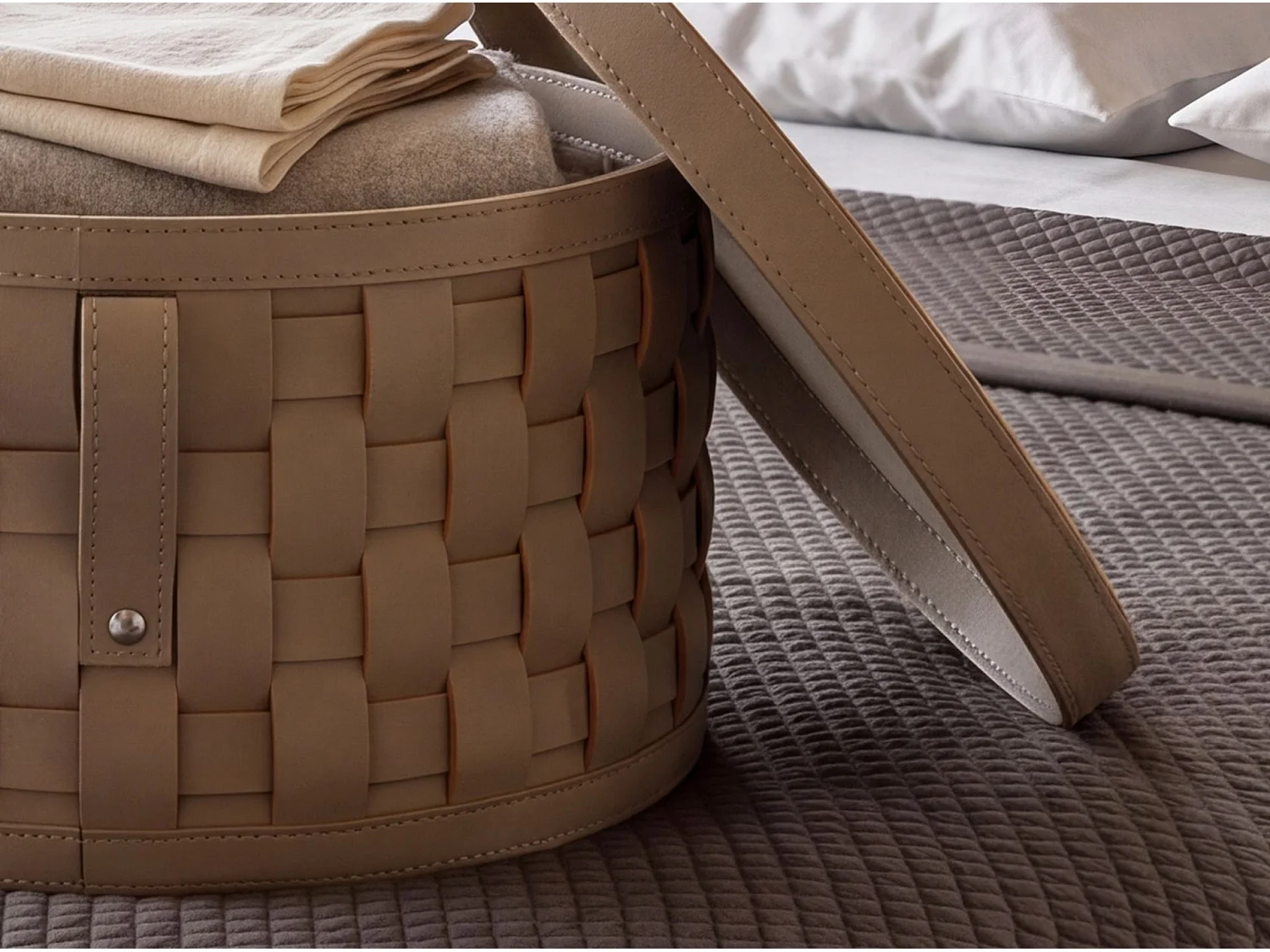 Panier de rangement décoratif rond en cuir régénéré vison foncé avec couvercle 3305 ANGEL CERDA