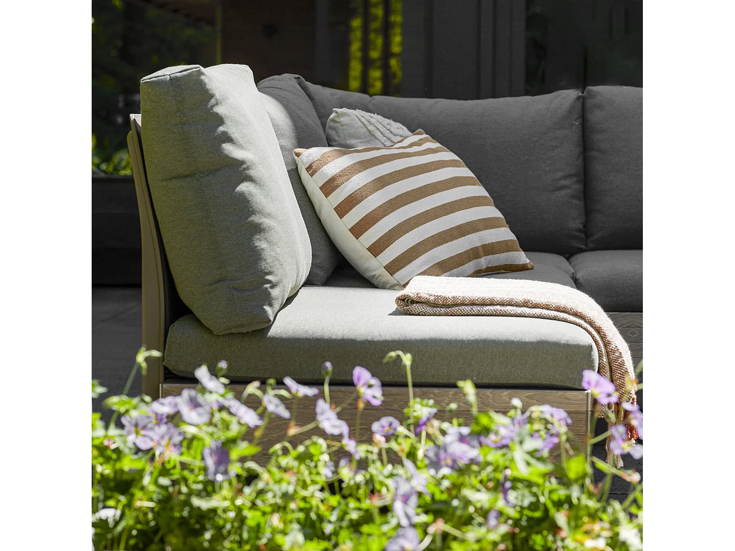 Set Salotto da Esterno Kendrick, 5 Posti, Marrone Noce, Salottino Outdoor, Componibile Modulabile Resistente ai Raggi uv Impermeabile, un Tavolino