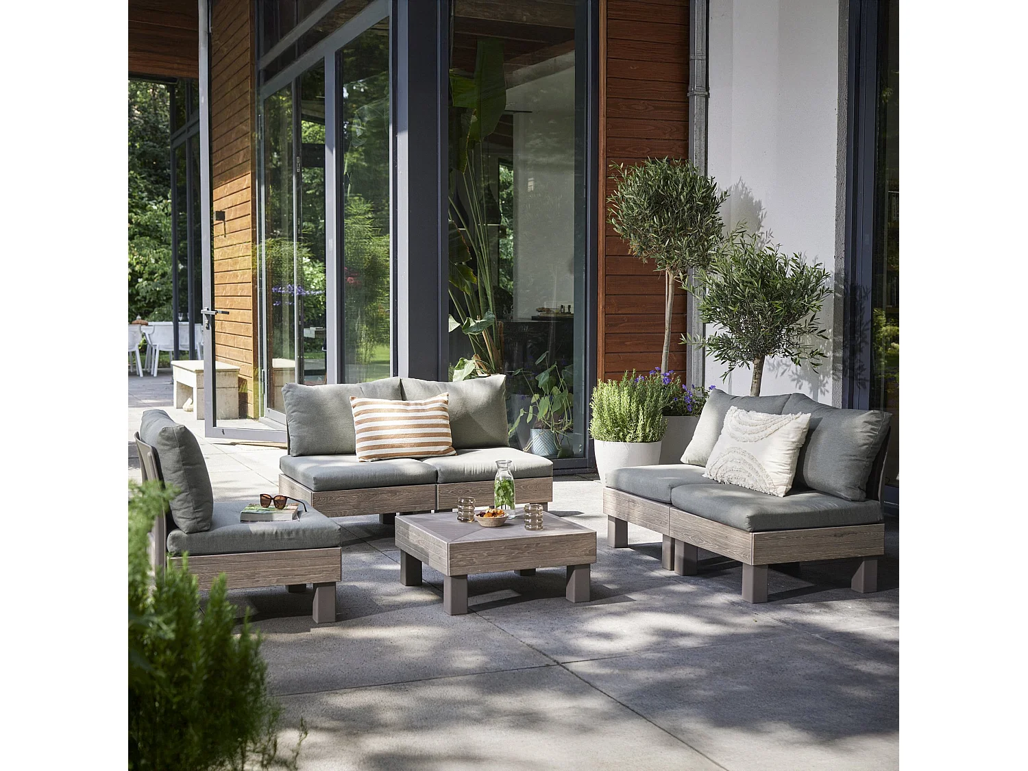 Set Salotto da Esterno Kendrick, 5 Posti, Marrone Noce, Salottino Outdoor, Componibile Modulabile Resistente ai Raggi uv Impermeabile, un Tavolino