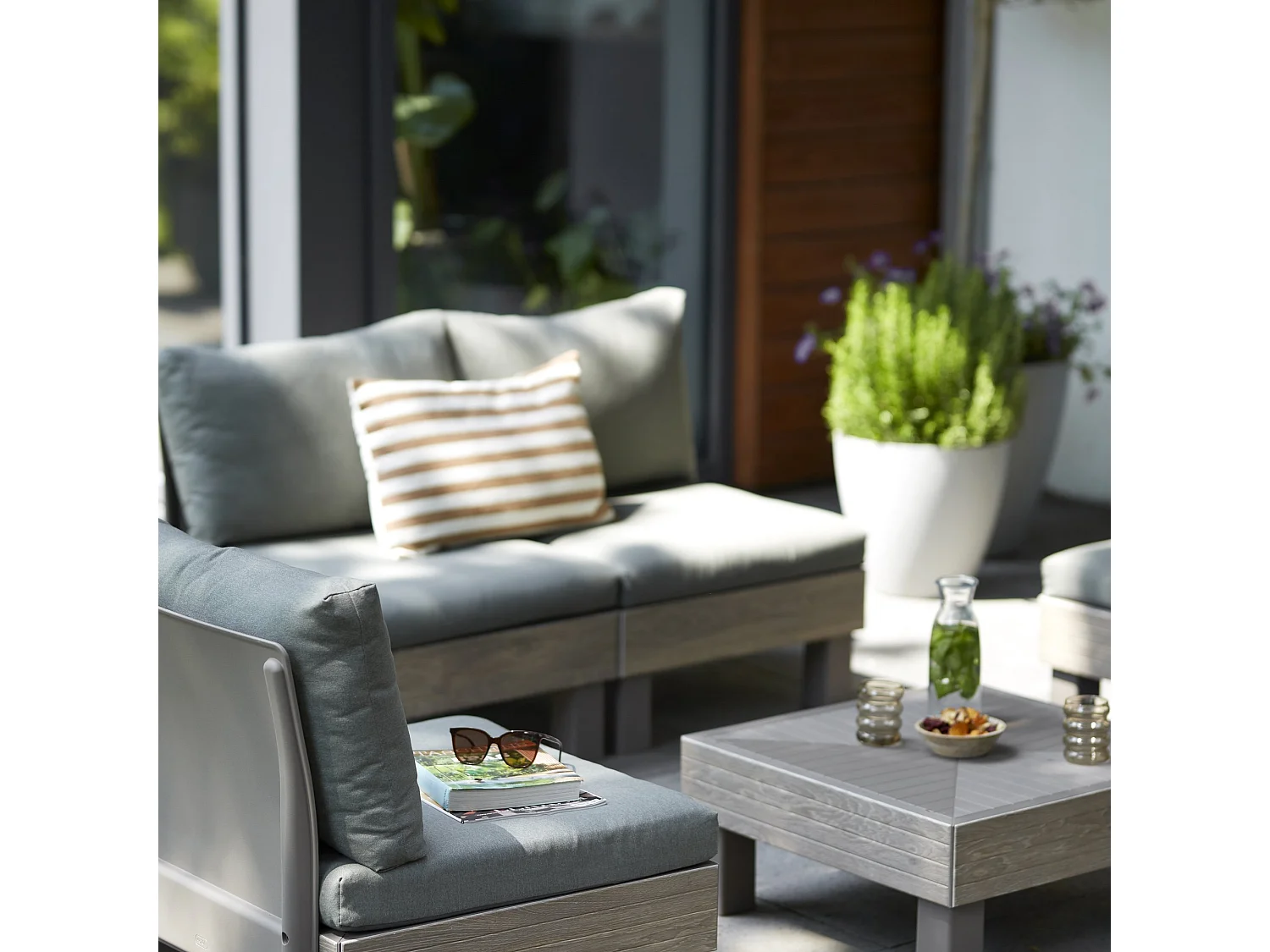 Set Salotto da Esterno Kendrick, 5 Posti, Marrone Noce, Salottino Outdoor, Componibile Modulabile Resistente ai Raggi uv Impermeabile, un Tavolino