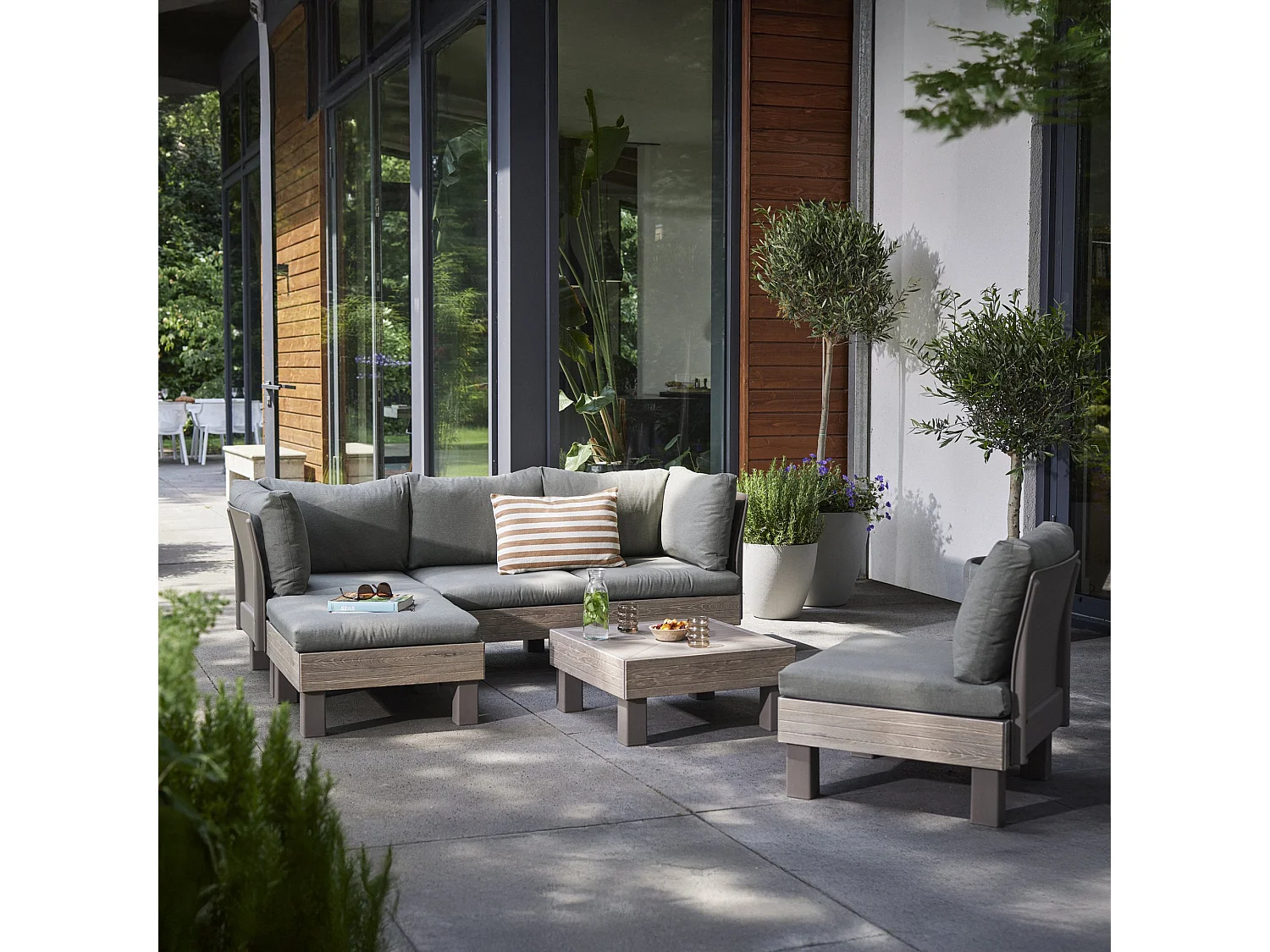 Set Salotto da Esterno Kendrick, 5 Posti, Marrone Noce, Salottino Outdoor, Componibile Modulabile Resistente ai Raggi uv Impermeabile, un Tavolino