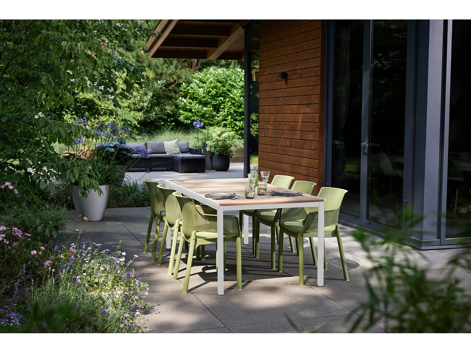 Sarnia buitentafel, 8 plaatsen, 200x95x75h cm eikenbruin, uv-bestendig veelzijdig ruimtebesparend, houtlook afwerking