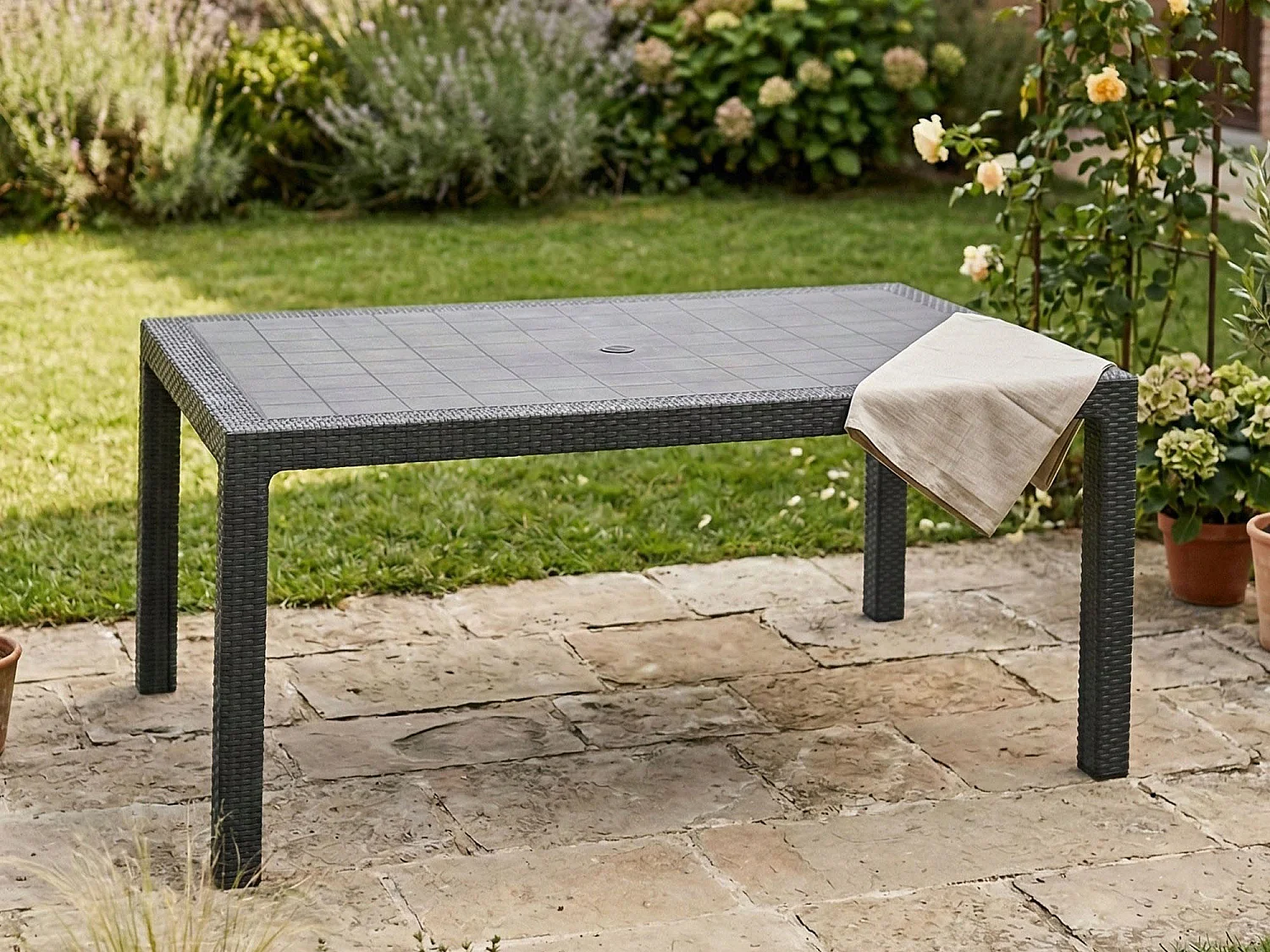 Table d'extérieur Pickering, 6 places, 160,5x94,5x75h cm Noir Anthracite