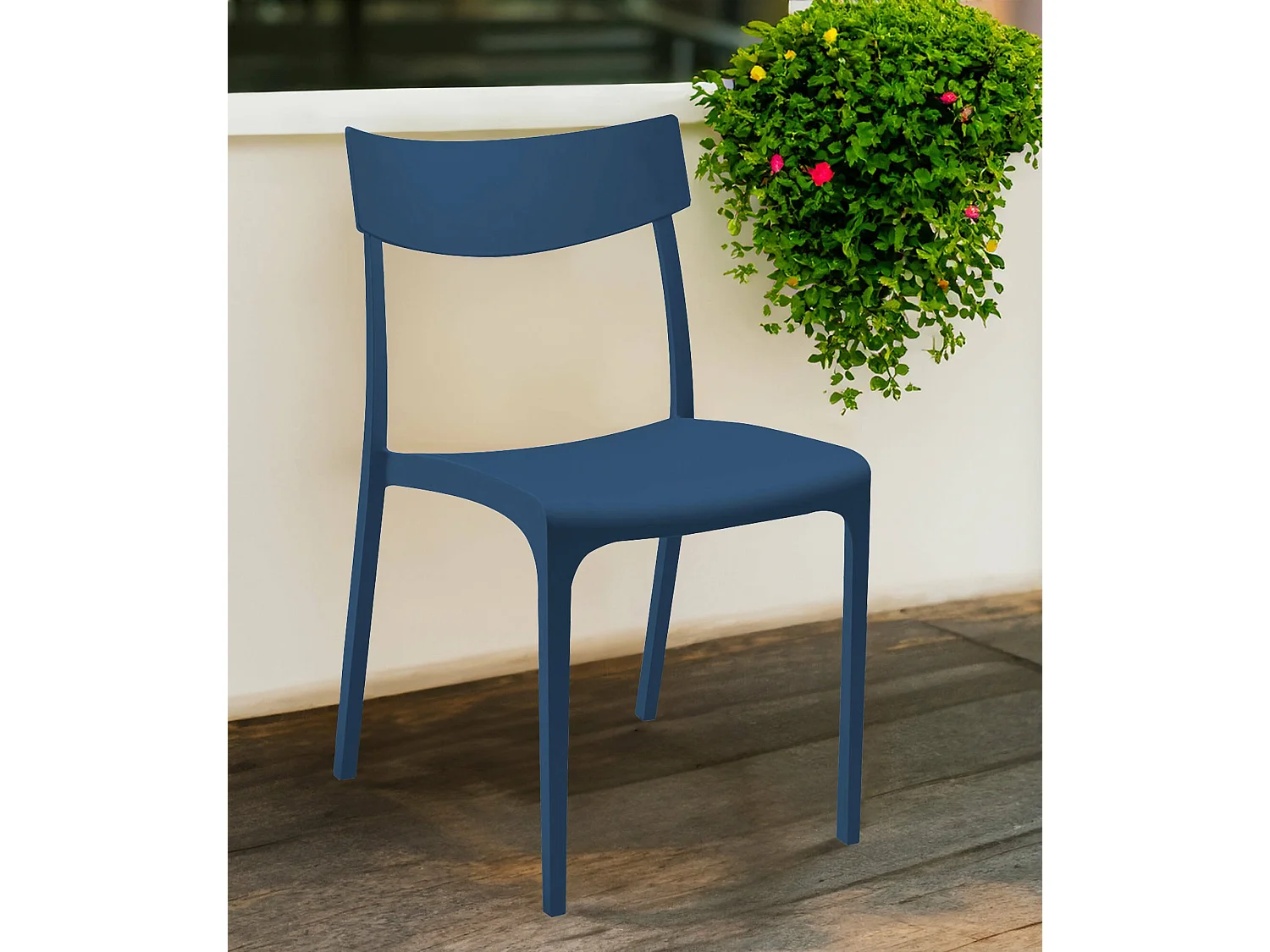 Silla de exterior Lupia, una silla hecha en Italia, azul, apilable, peso soportado 110 kg