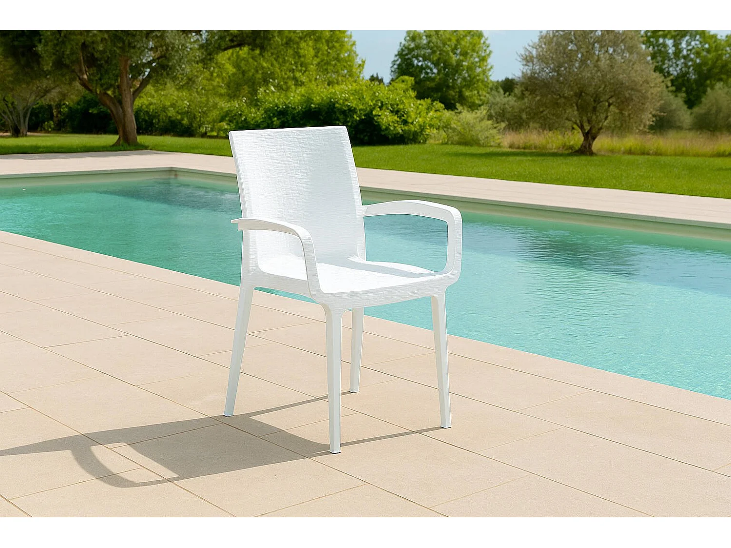 Silla de exterior Buono, una silla hecha en Italia, blanca, apilable, acabado efecto ratán