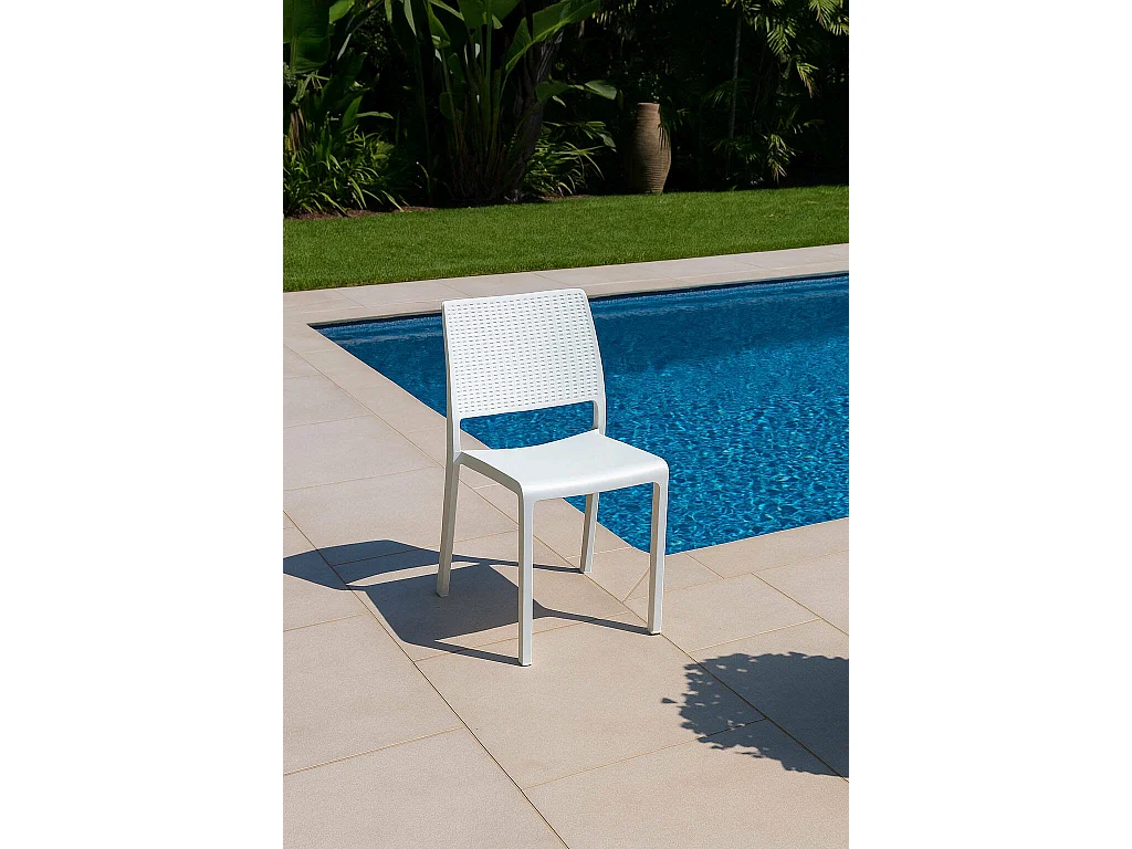 Silla de exterior Revos, una silla hecha en Italia, blanca, apilable, acabado liso, efecto ratán