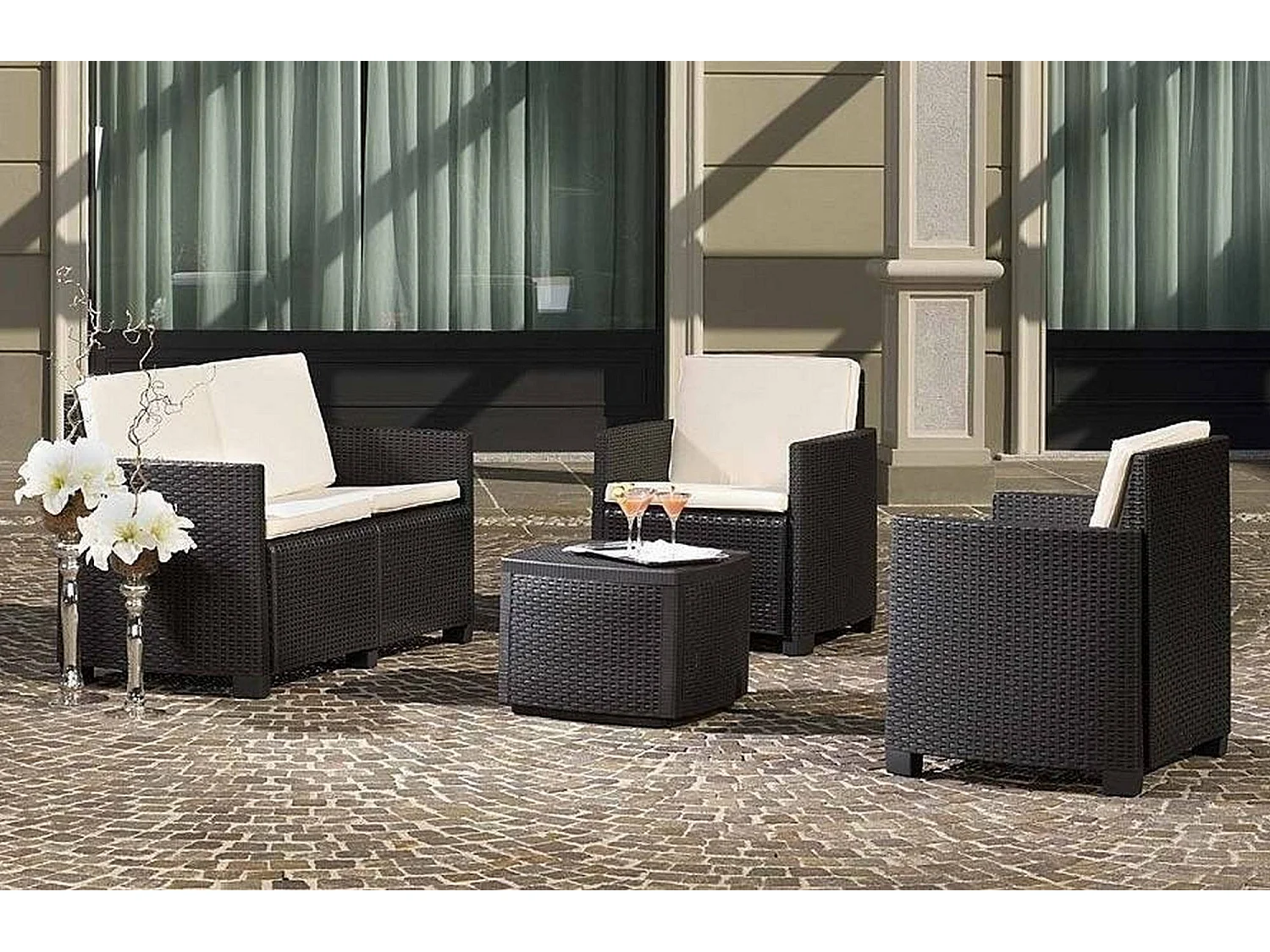Salón de Jardín Catanzaro, Conjunto de jardín con 2 sillones, 1 sofá y 1 mesa de almacenamiento, efecto ratán con cojines, 100% Made in Italy, Antracita