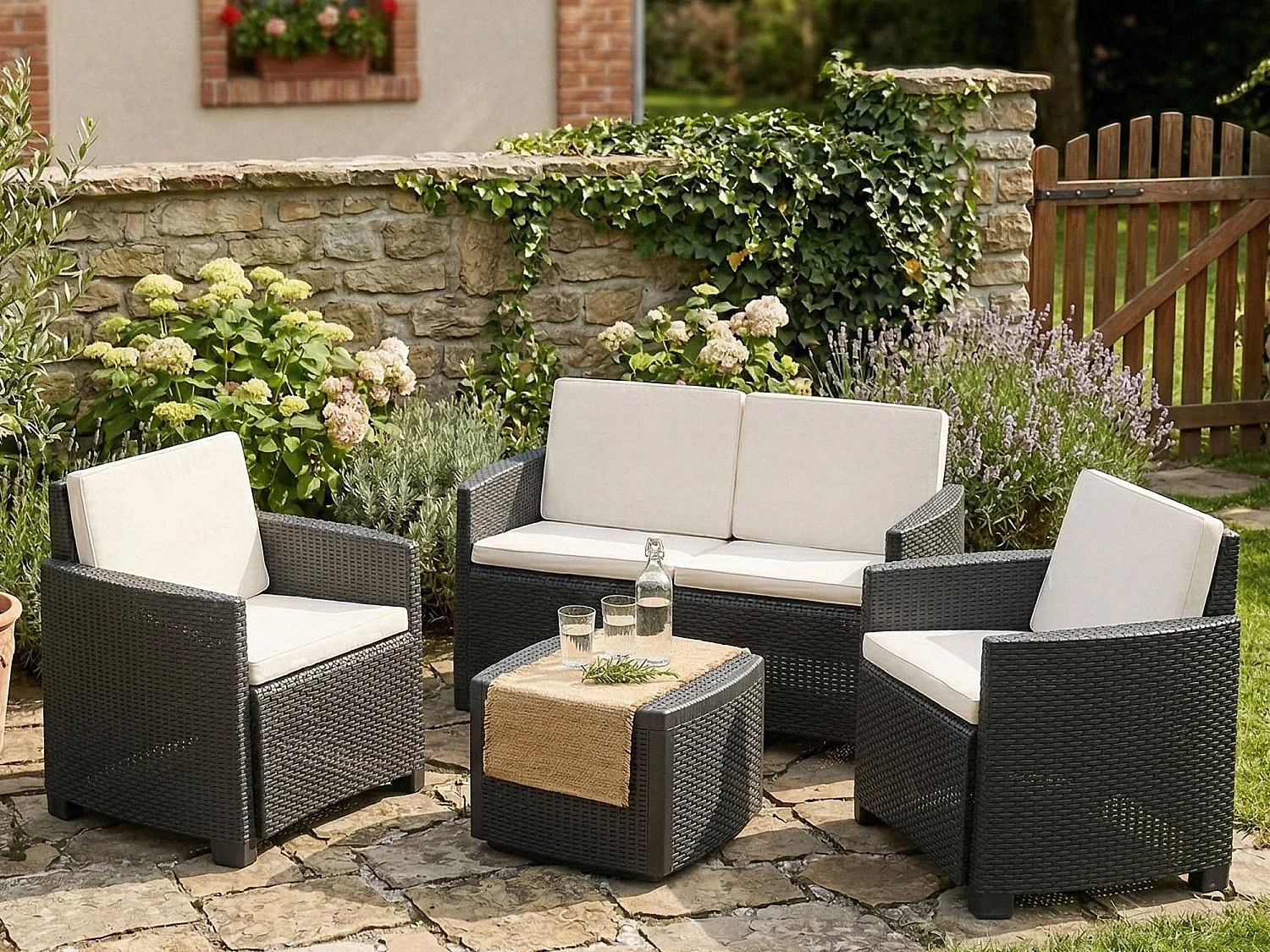 Salón de Jardín Catanzaro, Conjunto de jardín con 2 sillones, 1 sofá y 1 mesa de almacenamiento, efecto ratán con cojines, 100% Made in Italy, Antracita