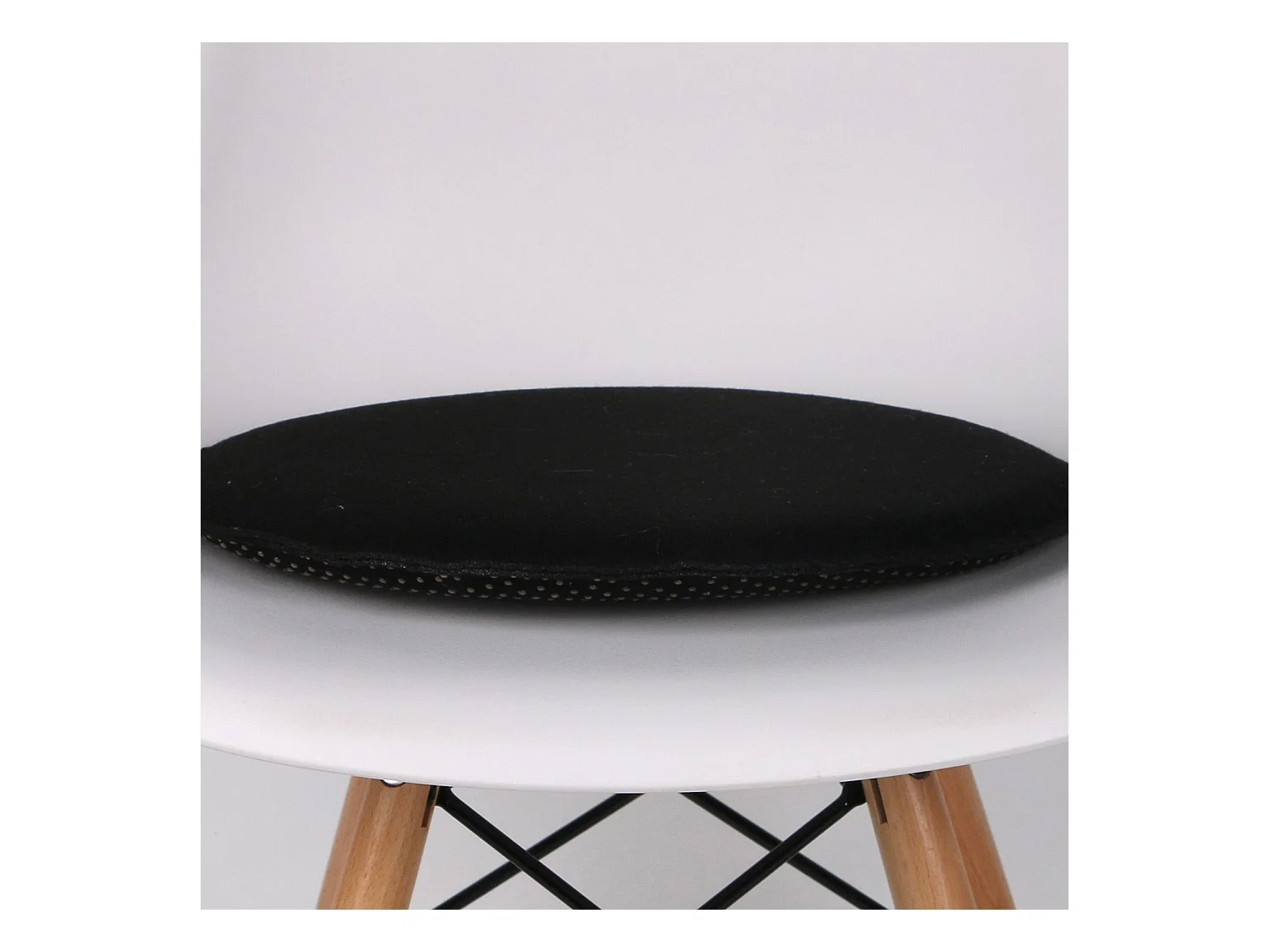 Lot de 4 coussins d'assise LESLIE, galettes de chaises en feutre noir de format rond avec picots antidérapants en caoutchouc