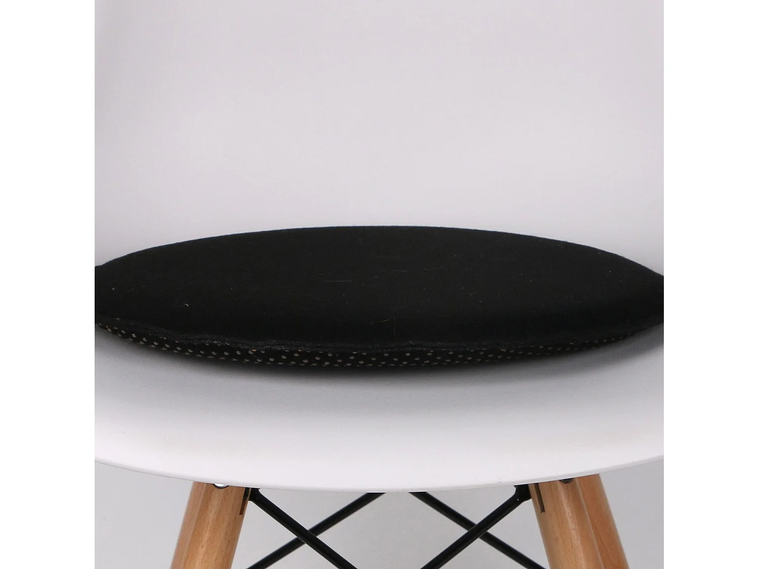 Lot de 4 coussins d'assise LESLIE, galettes de chaises en feutre noir de format rond avec picots antidérapants en caoutchouc