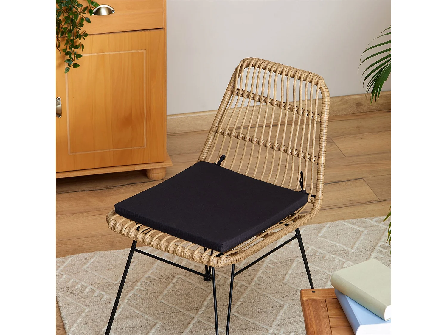 Lot de 4 coussins d'assise AMATA galettes de chaises de salle à manger de format carré, avec ficelles d'attache, coloris noir