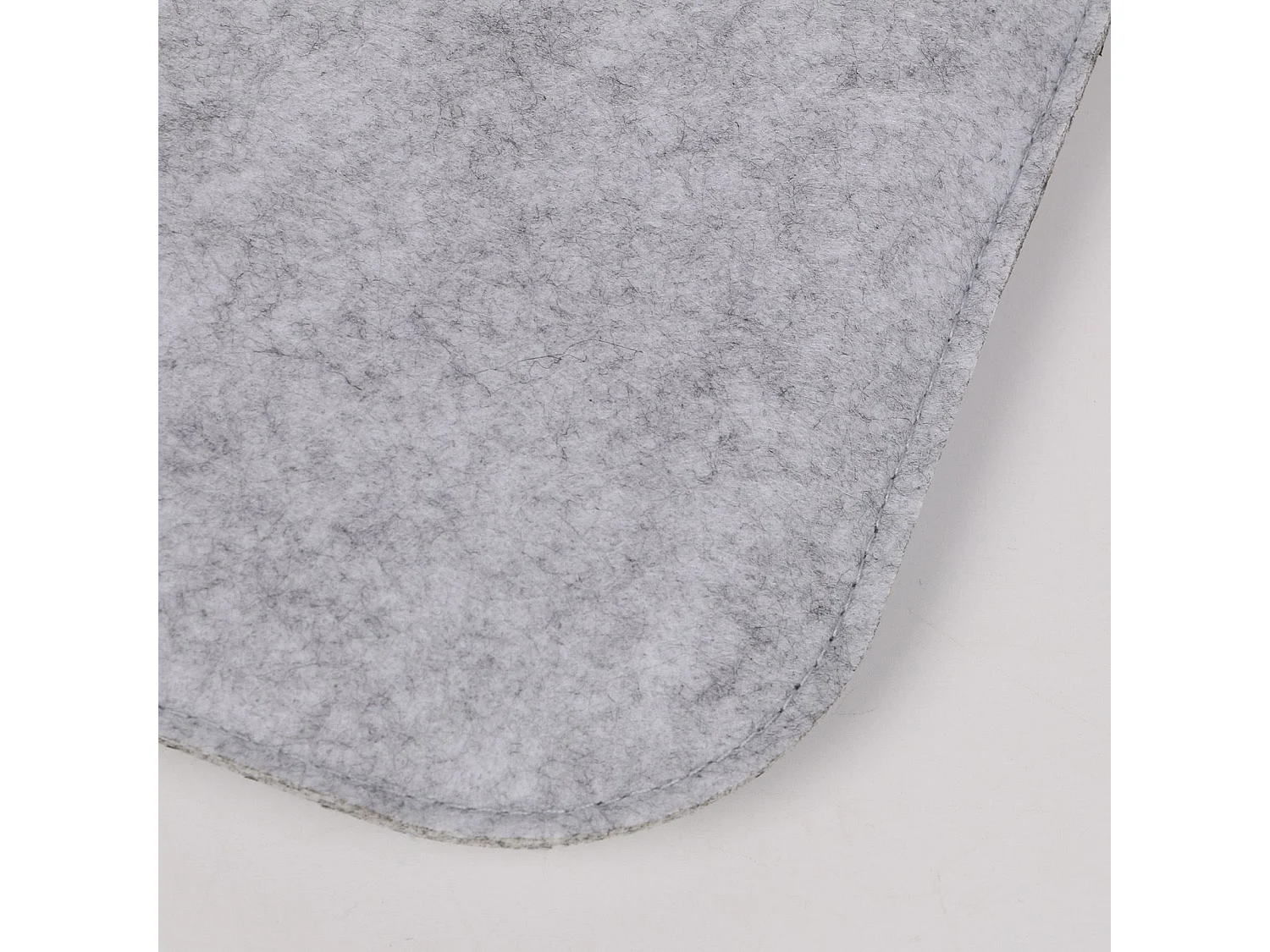 Lot de 4 coussins d'assise GRACE, galettes de chaises en feutre gris de format carré avec picots antidérapants