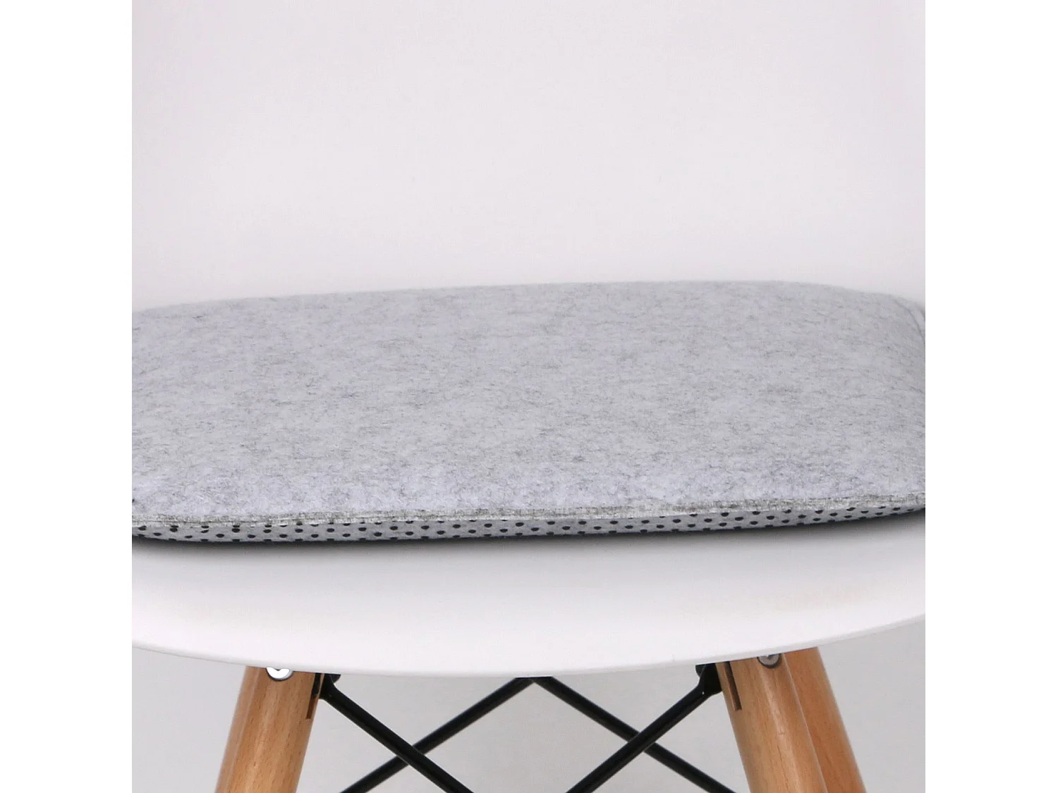 Lot de 2 coussins d'assise antidérapants GRACE, galettes de chaises en feutre gris de format carré avec picots en caoutchouc noirs