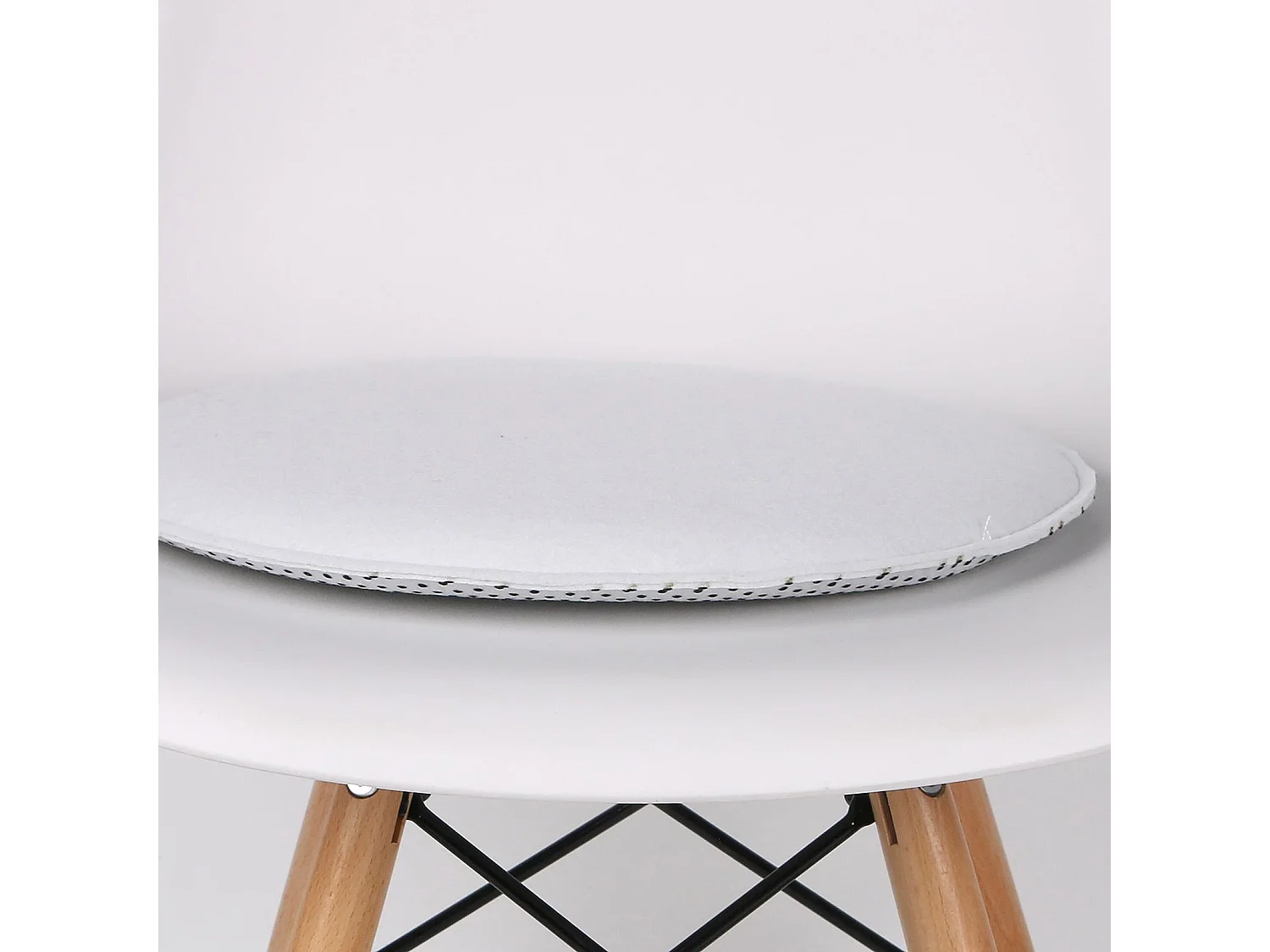 Lot de 4 coussins d'assise LESLIE, galettes de chaises en feutre blanc de format rond avec picots antidérapants en caoutchouc