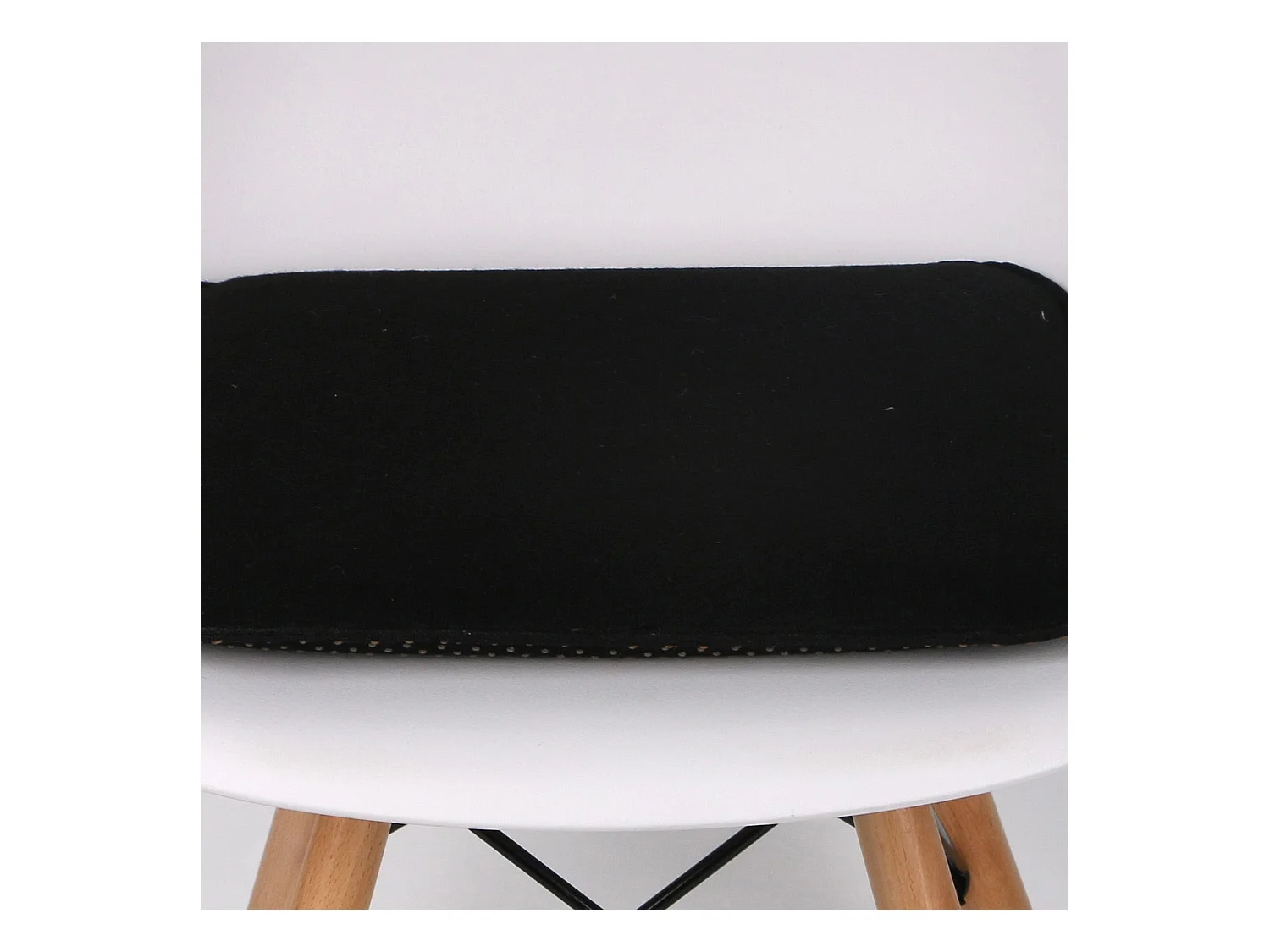 Lot de 4 coussins d'assise antidérapants GRACE, galettes de chaises en feutre noir de format carré avec picots en caoutchouc noirs