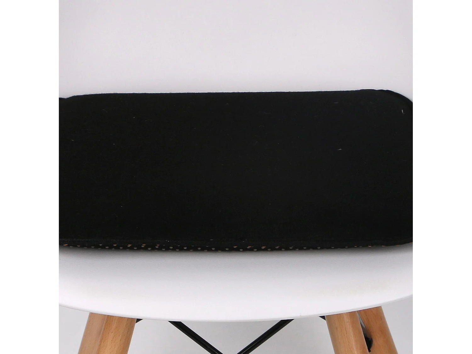 Lot de 4 coussins d'assise antidérapants GRACE, galettes de chaises en feutre noir de format carré avec picots en caoutchouc noirs