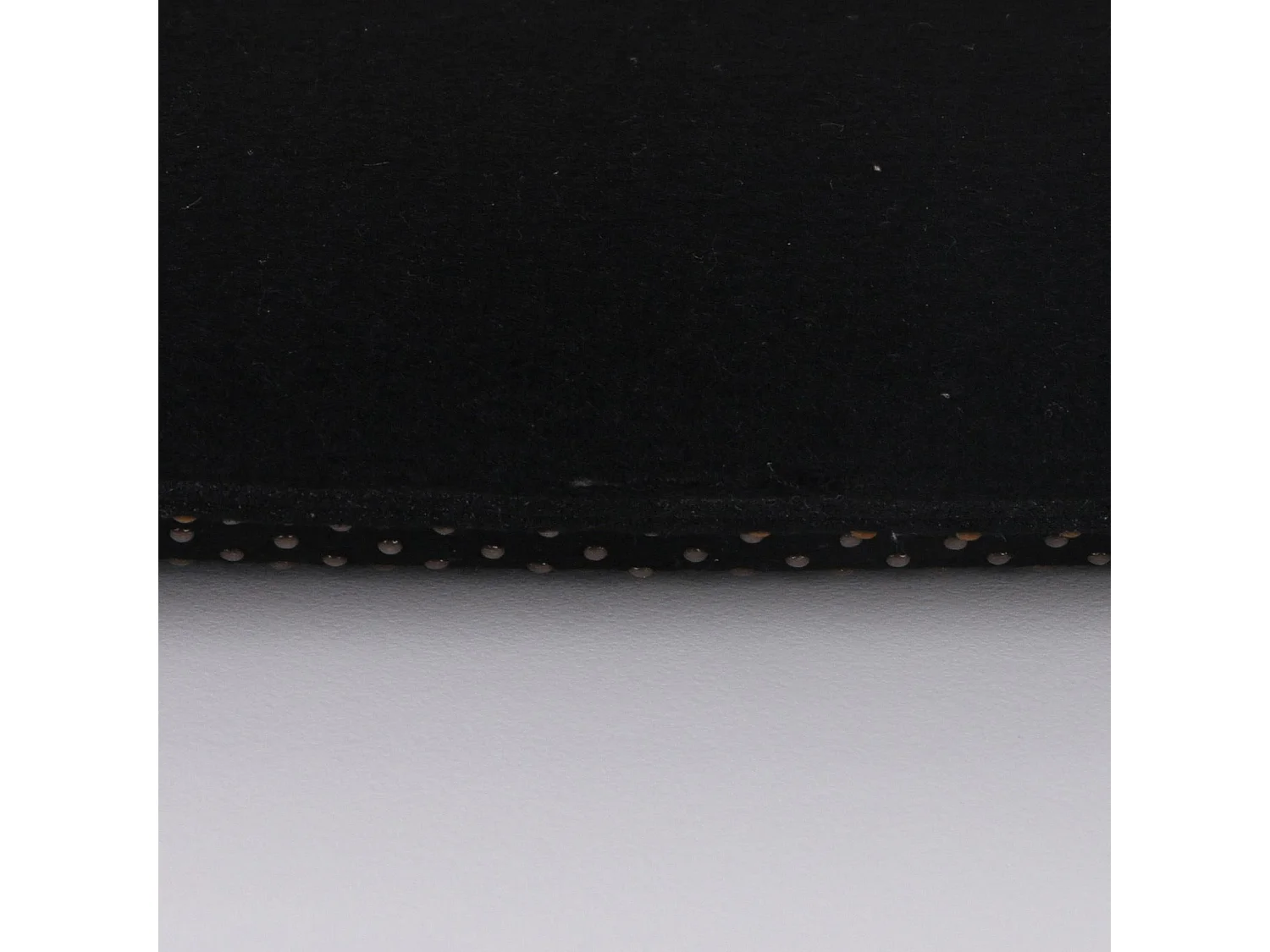 Lot de 4 coussins d'assise antidérapants GRACE, galettes de chaises en feutre noir de format carré avec picots en caoutchouc noirs