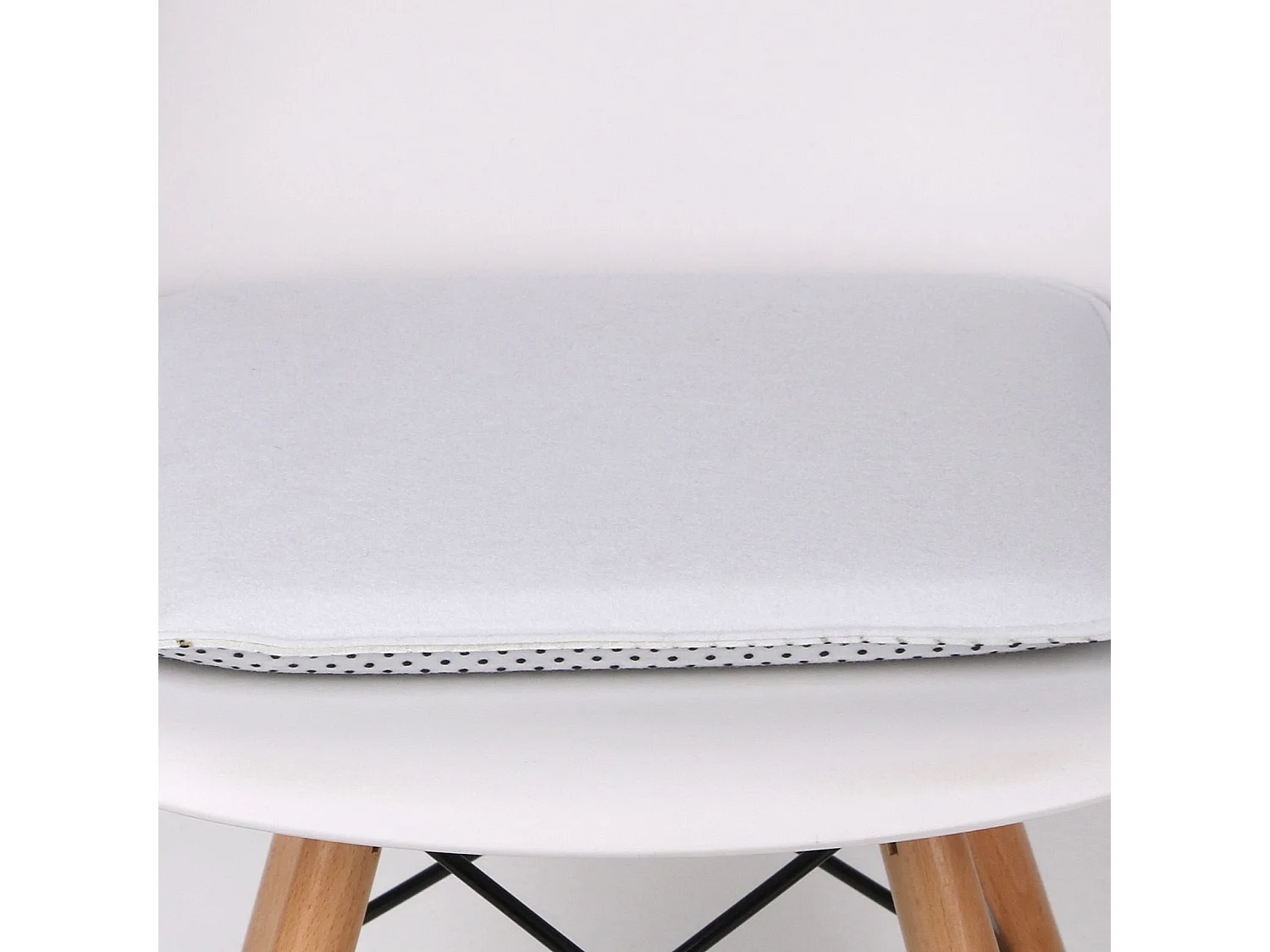 Lot de 2 coussins d'assise antidérapants GRACE, galettes de chaises en feutre blanc de format carré avec picots en caoutchouc noirs